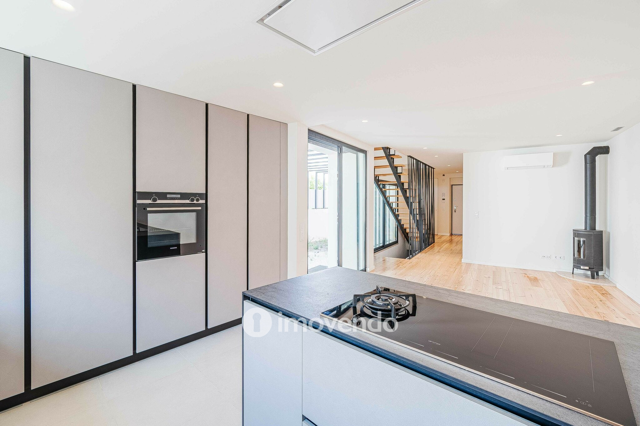 Moradia T2+1 exclusiva e nova, com vista Rio, no Bairro Madre de Deus