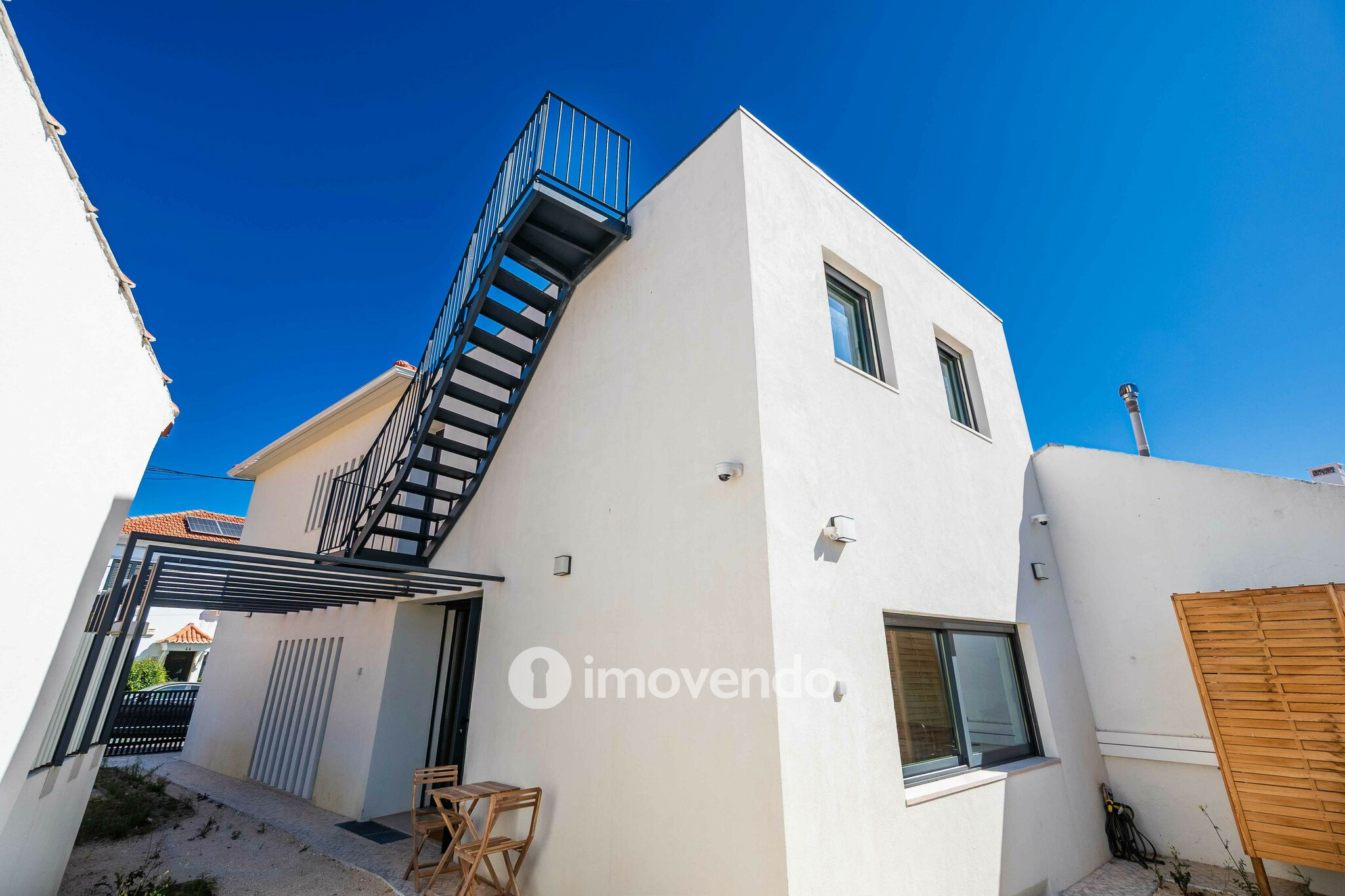 Moradia T2+1 exclusiva e nova, com vista Rio, no Bairro Madre de Deus