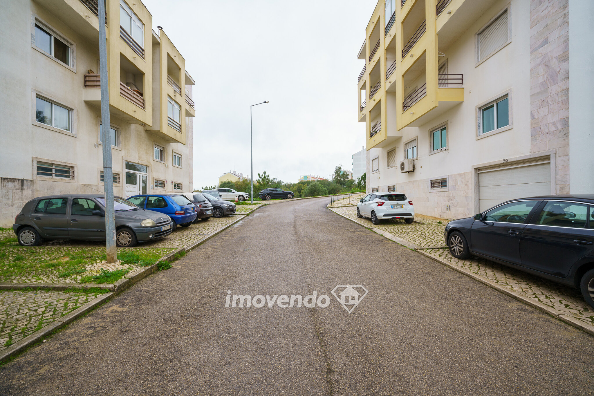 Apartamento T2, com estacionamento e arrecadação, na Sobreda