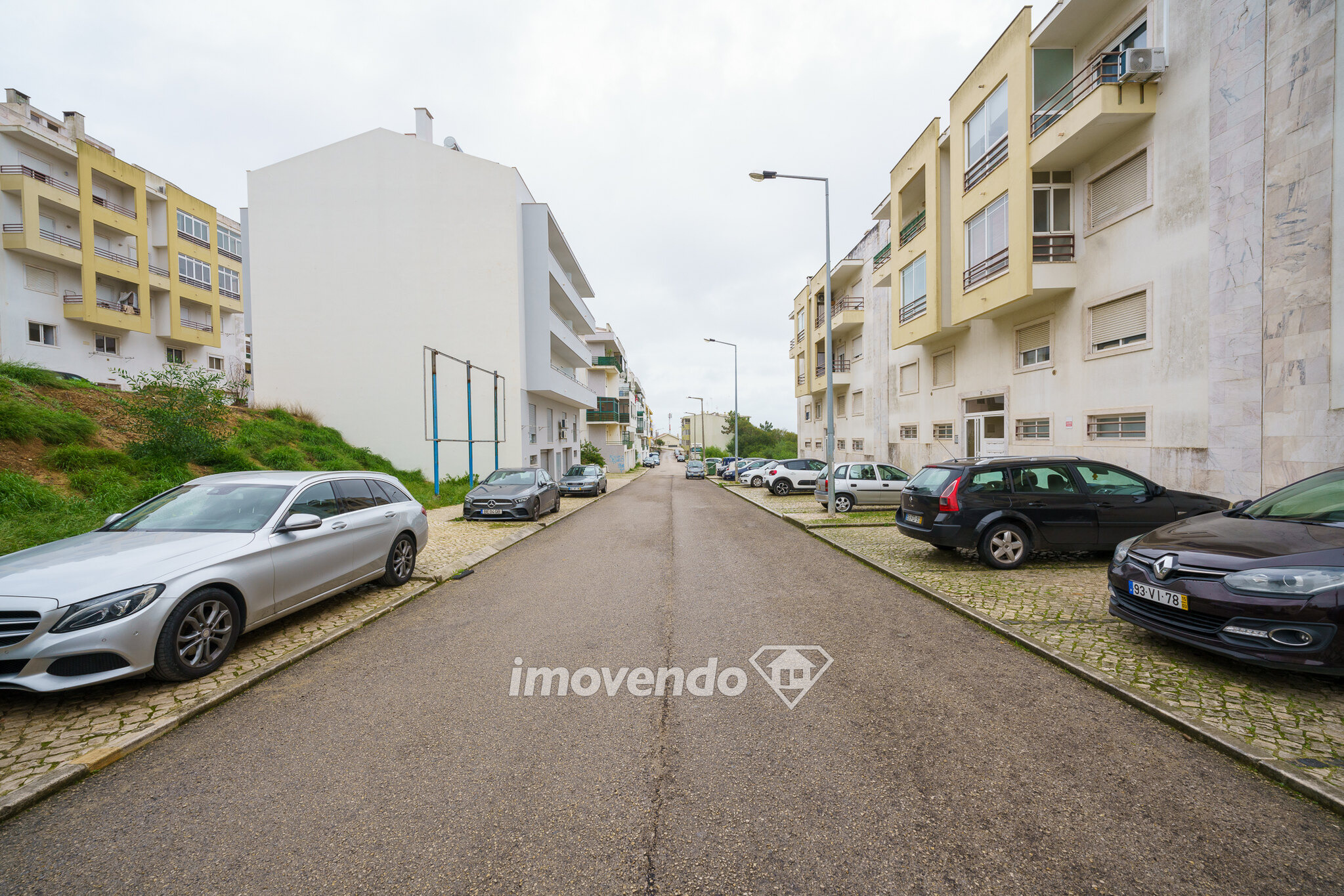 Apartamento T2, com estacionamento e arrecadação, na Sobreda