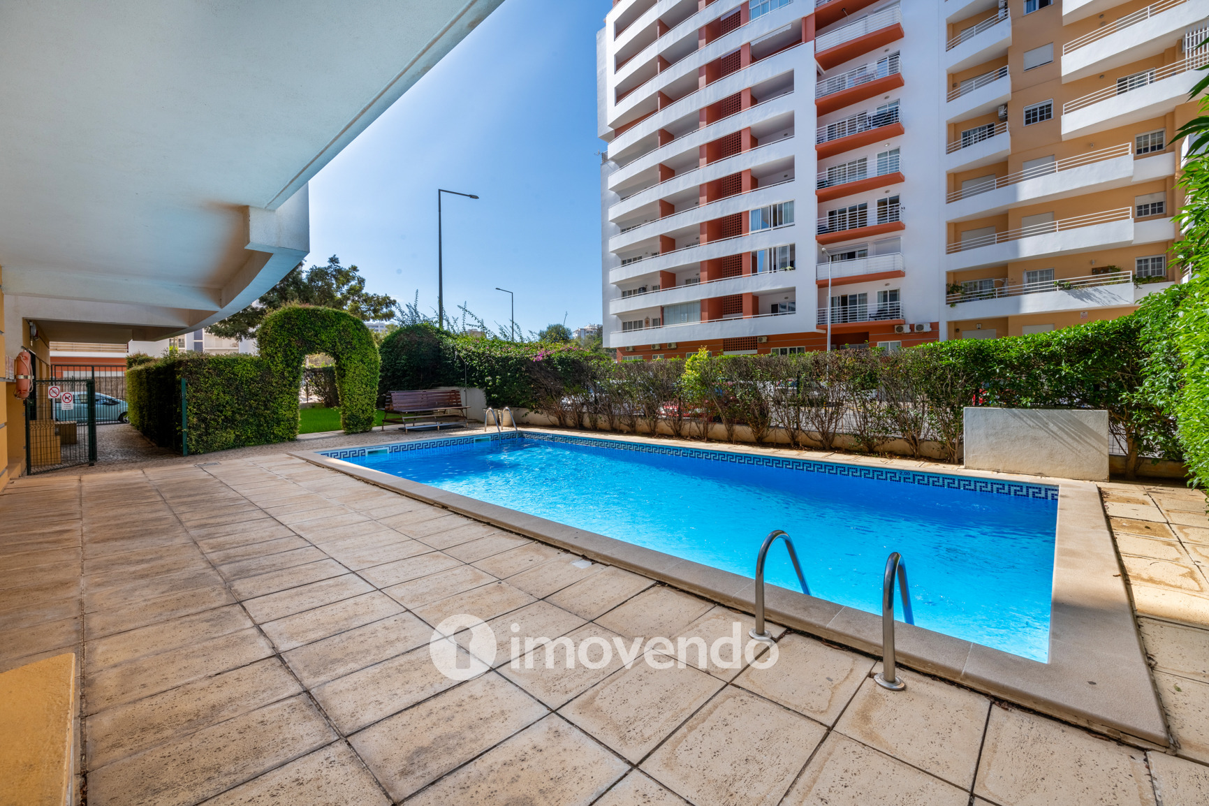 Apartamento T1, inserido num condomínio com piscina, em Portimão