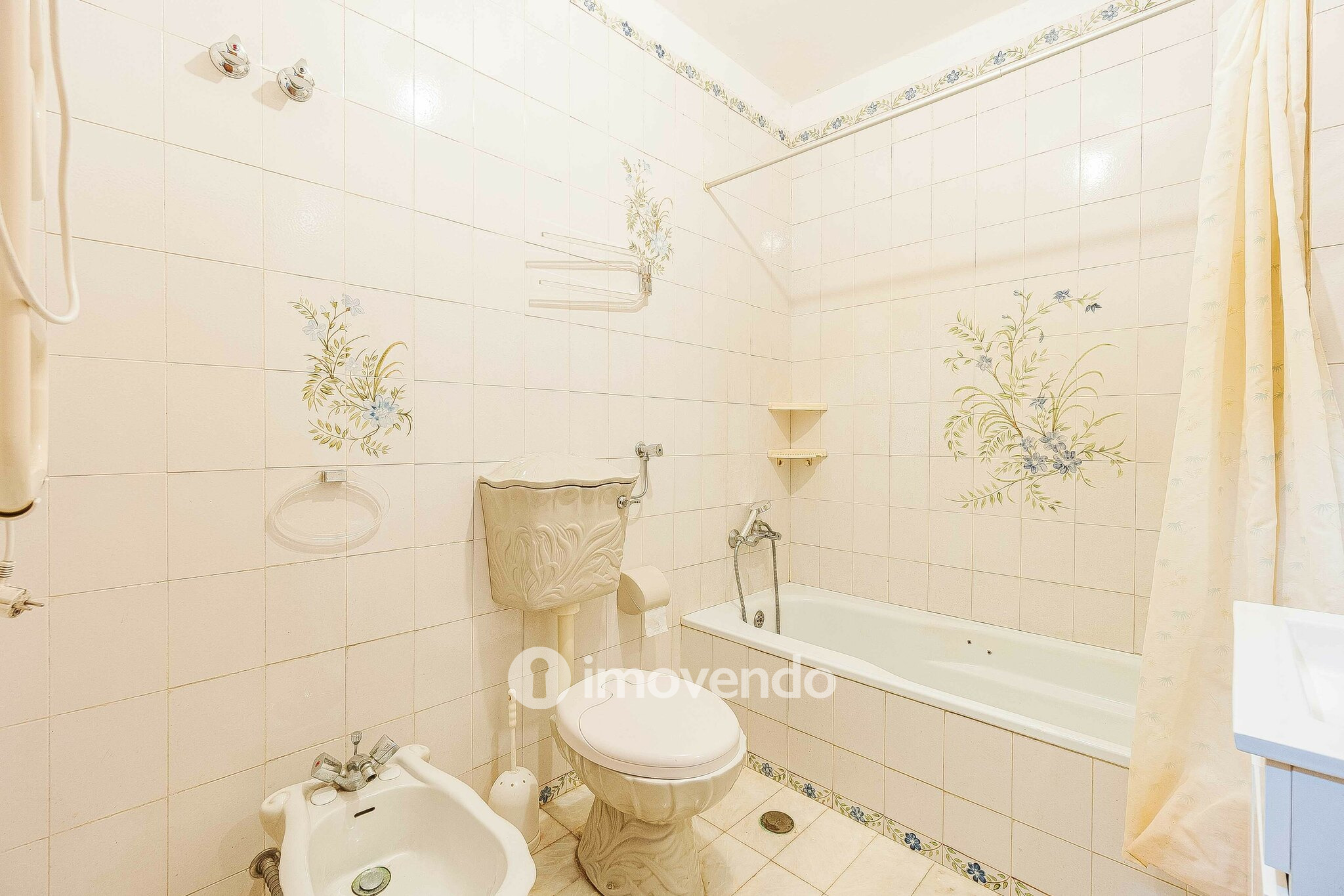 Moradia T7 num terreno com 1.700m², numa zona premium, em Birre