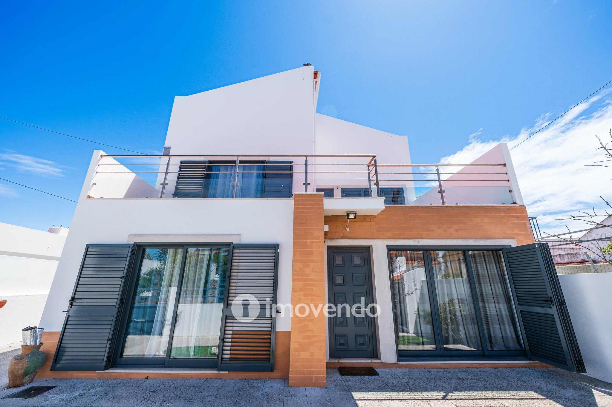 Moradia T3+1 de design moderno, com jardim, na Quinta do Anjo
