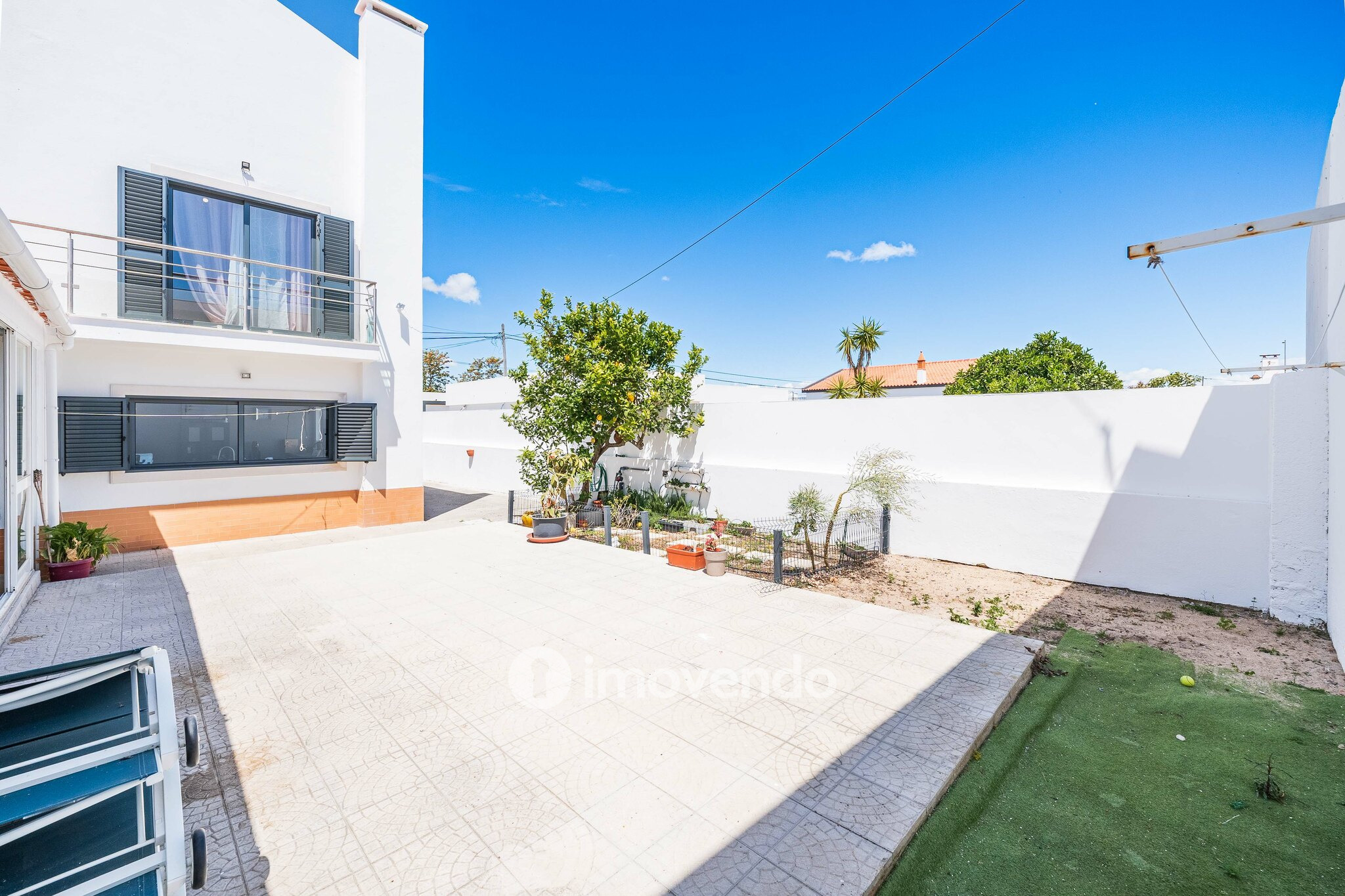 Moradia T3+1 de design moderno, com jardim, na Quinta do Anjo