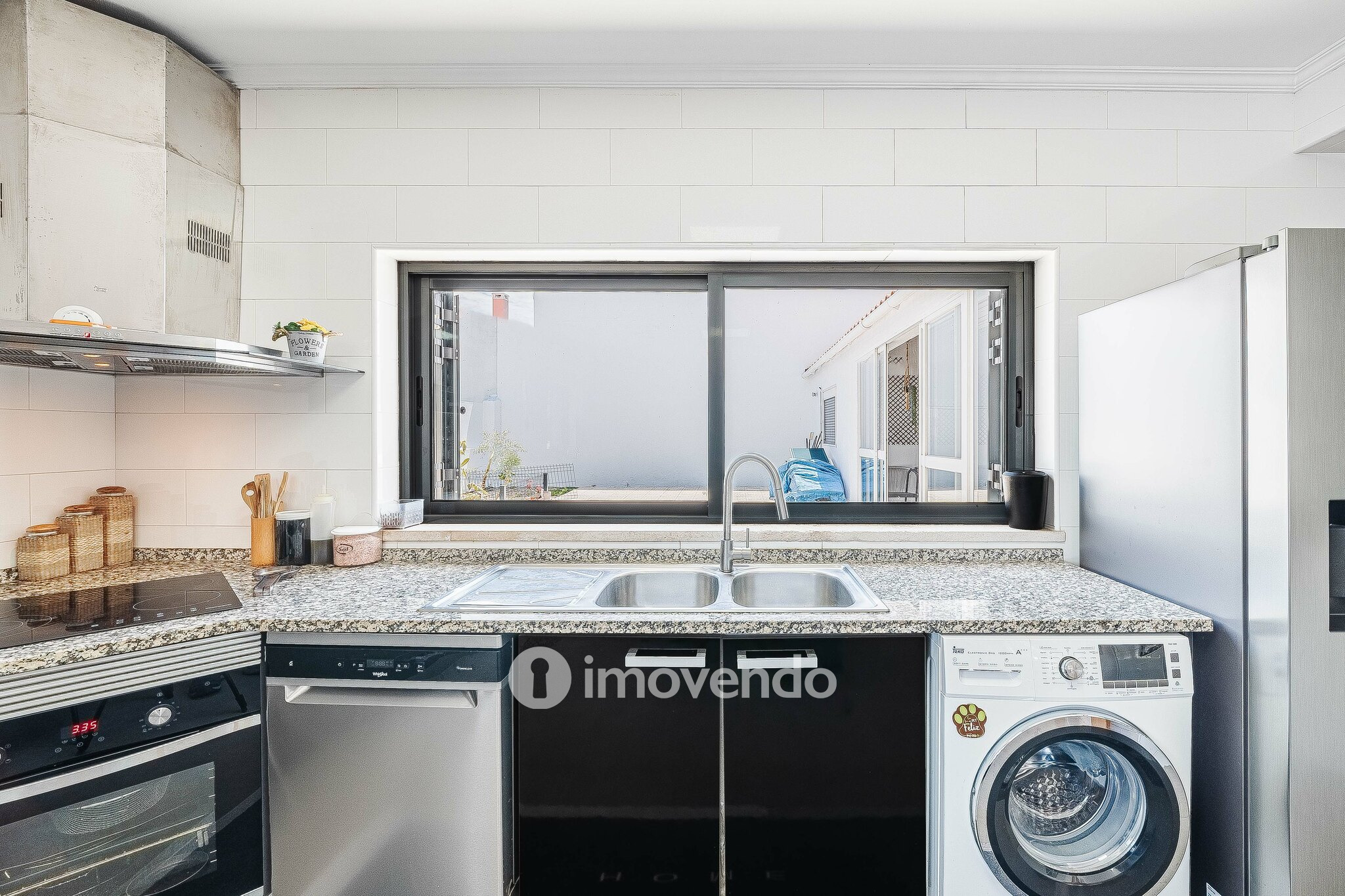 Moradia T3+1 de design moderno, com jardim, na Quinta do Anjo