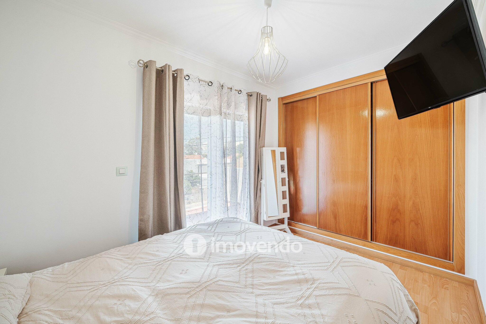 Moradia T3+1 de design moderno, com jardim, na Quinta do Anjo
