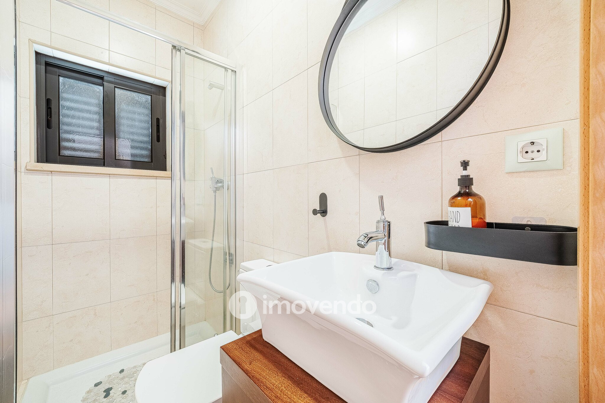 Moradia T3+1 de design moderno, com jardim, na Quinta do Anjo