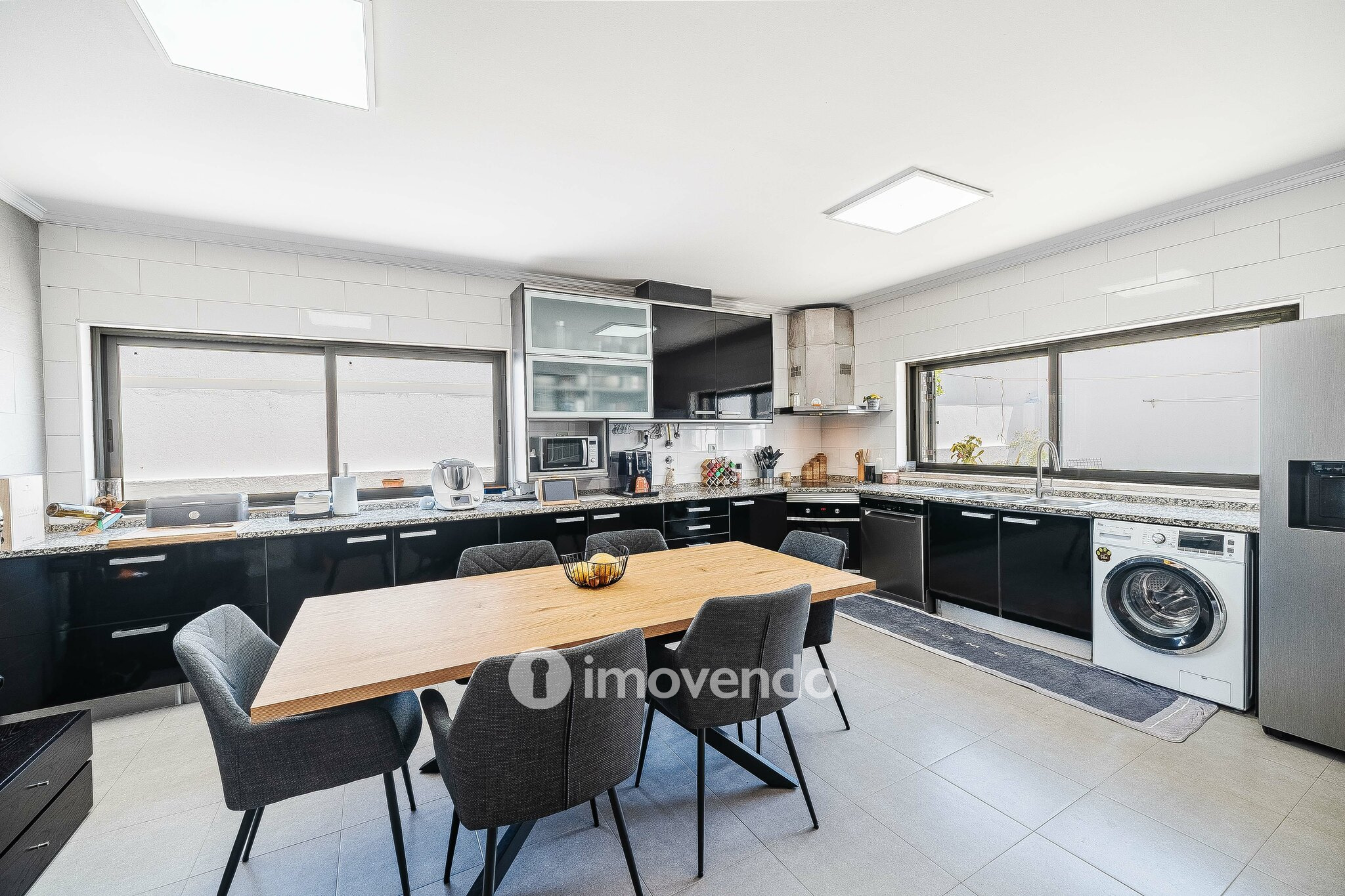 Moradia T3+1 de design moderno, com jardim, na Quinta do Anjo
