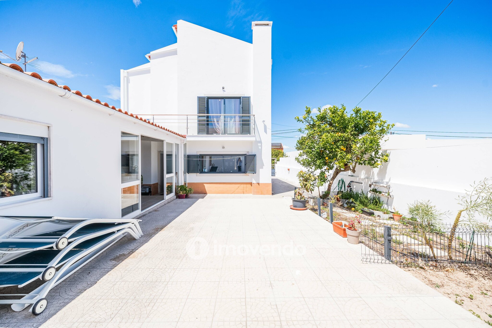 Moradia T3+1 de design moderno, com jardim, na Quinta do Anjo