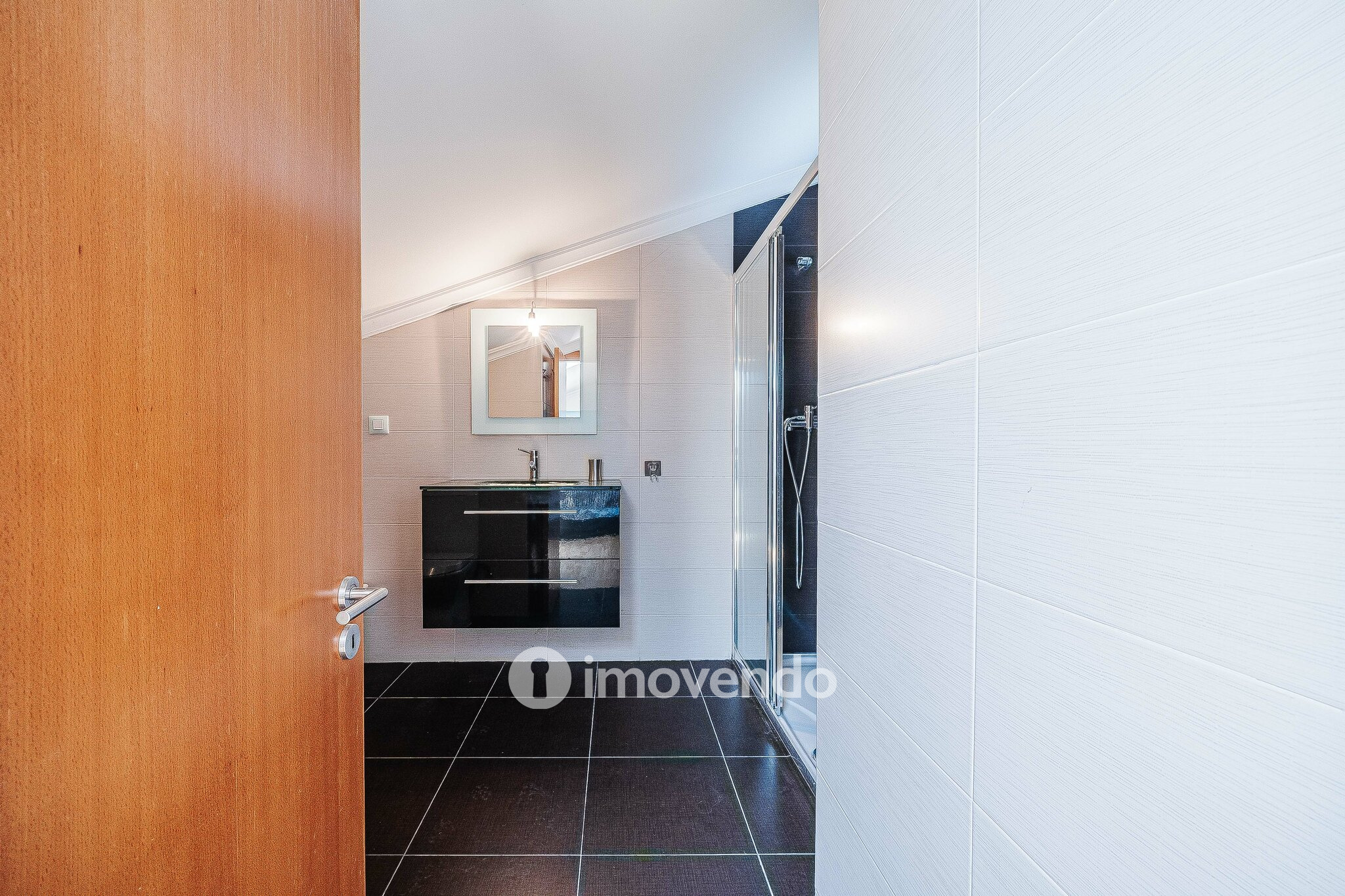 Moradia T3+1 de design moderno, com jardim, na Quinta do Anjo