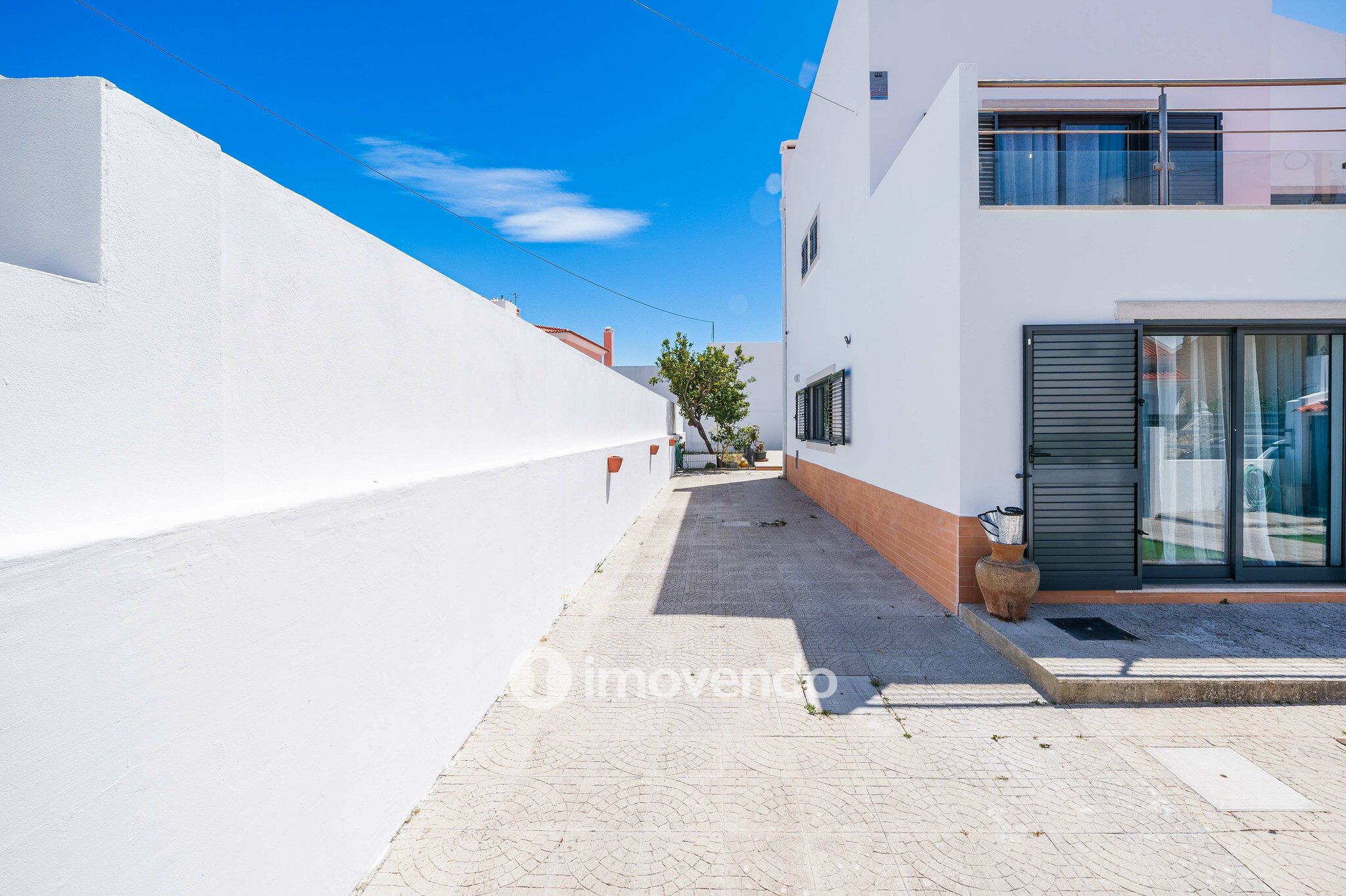 Moradia T3+1 de design moderno, com jardim, na Quinta do Anjo