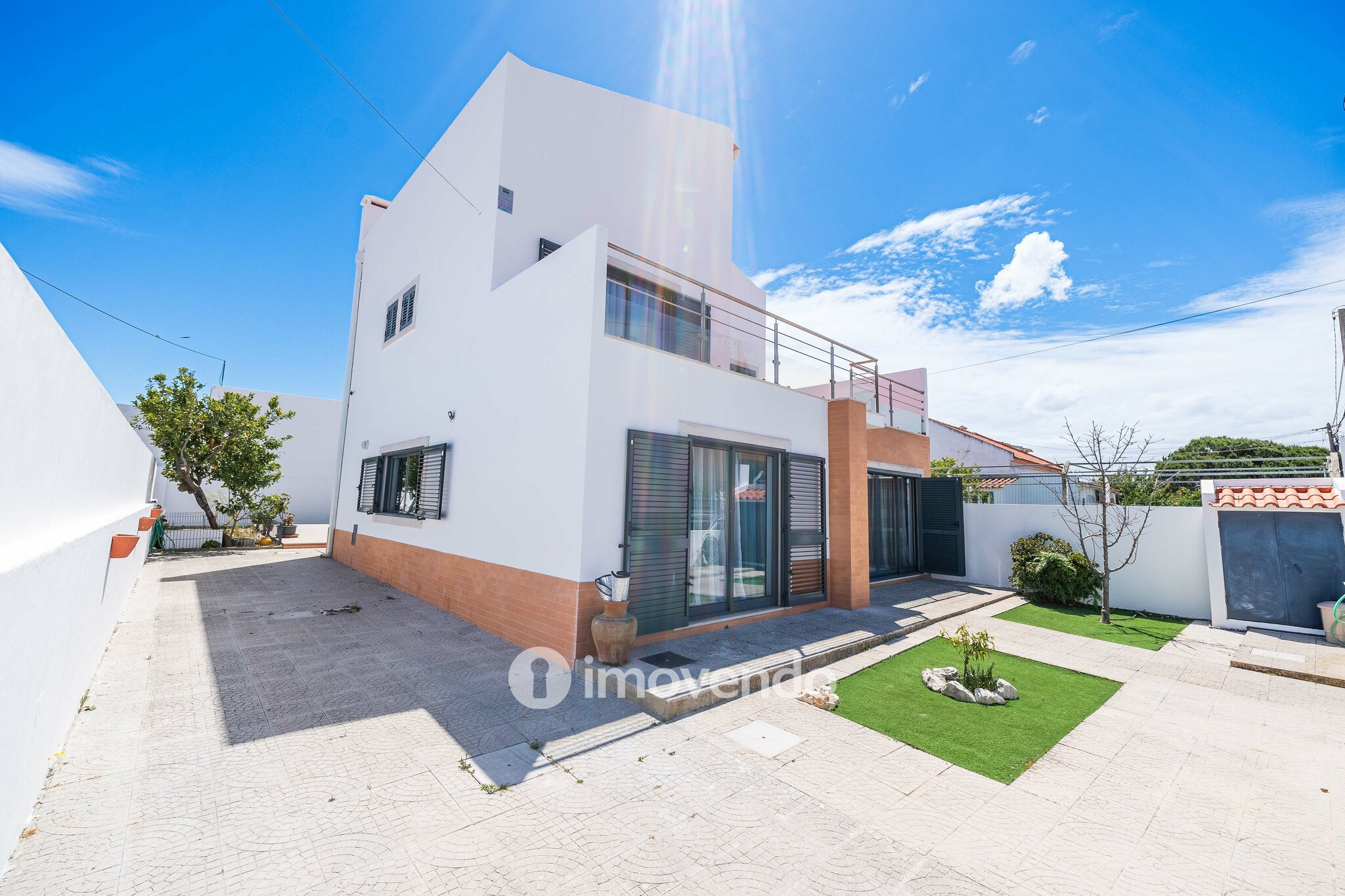 Moradia T3+1 de design moderno, com jardim, na Quinta do Anjo