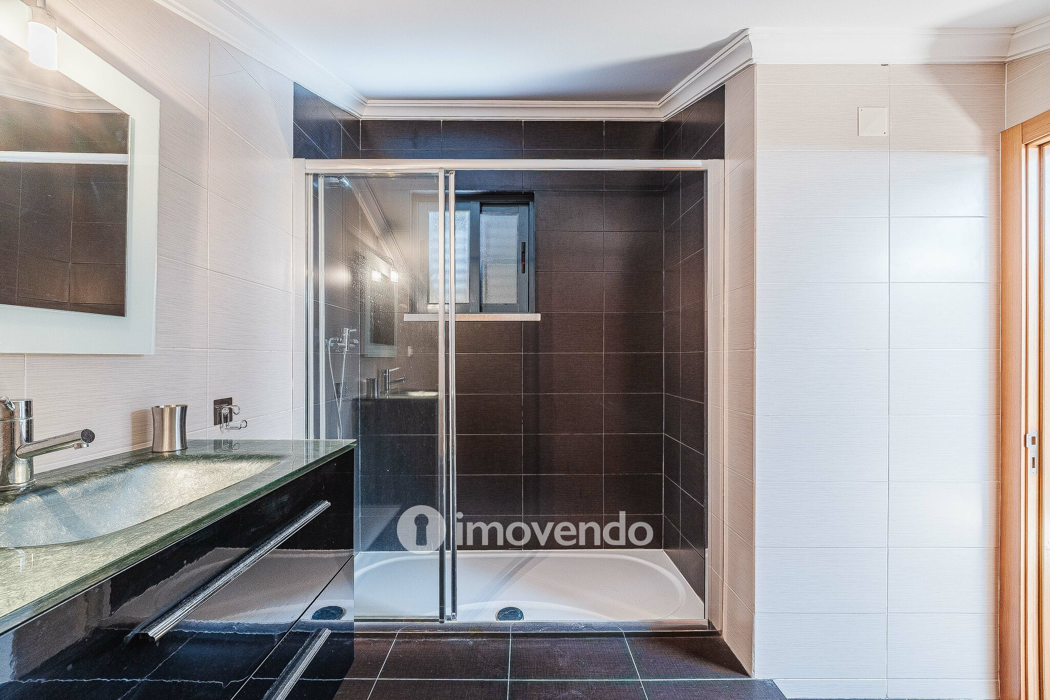 Moradia T3+1 de design moderno, com jardim, na Quinta do Anjo