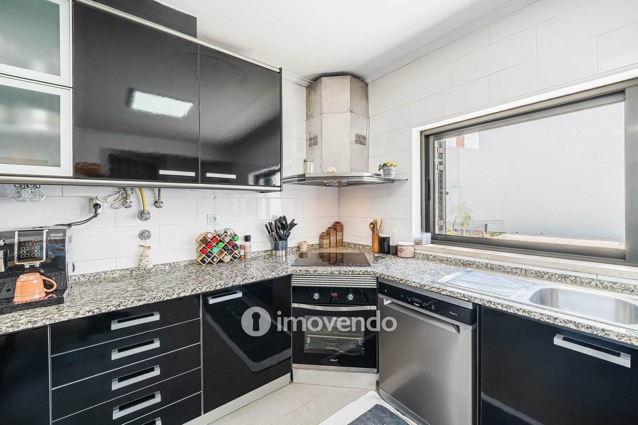 Moradia T3+1 de design moderno, com jardim, na Quinta do Anjo