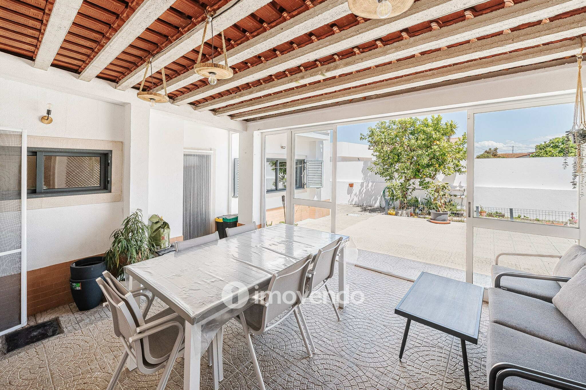 Moradia T3+1 de design moderno, com jardim, na Quinta do Anjo