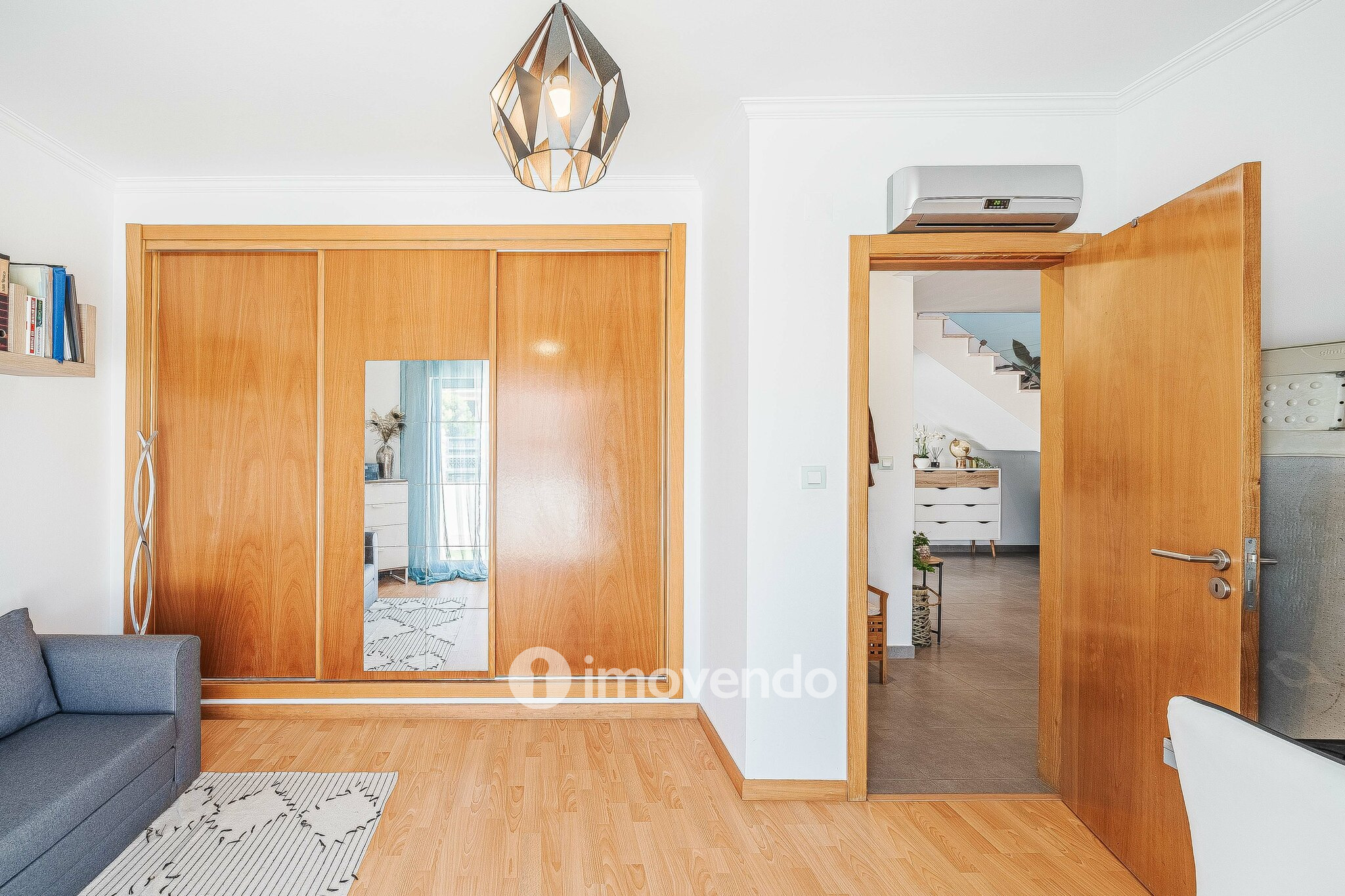 Moradia T3+1 de design moderno, com jardim, na Quinta do Anjo