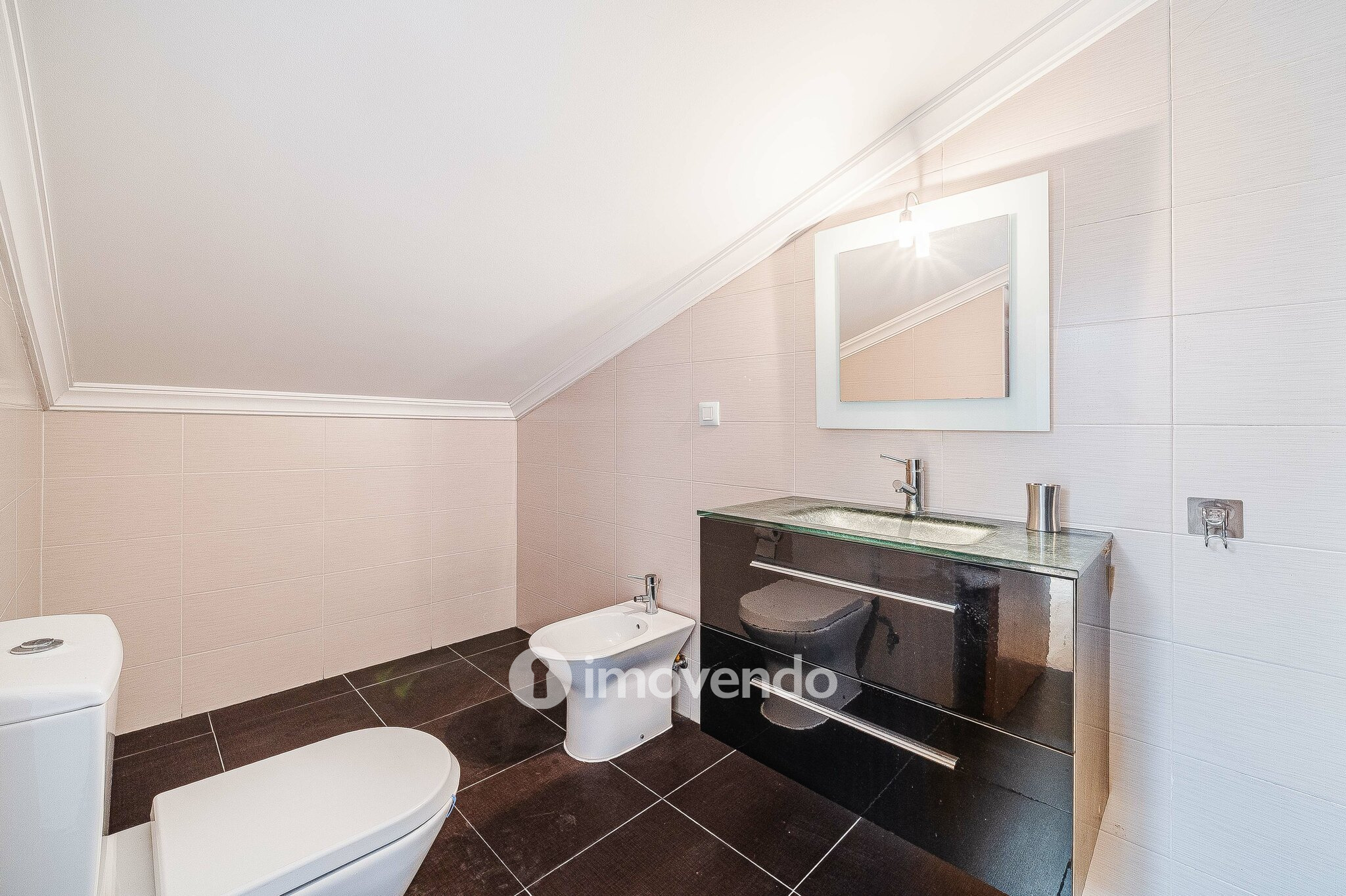 Moradia T3+1 de design moderno, com jardim, na Quinta do Anjo