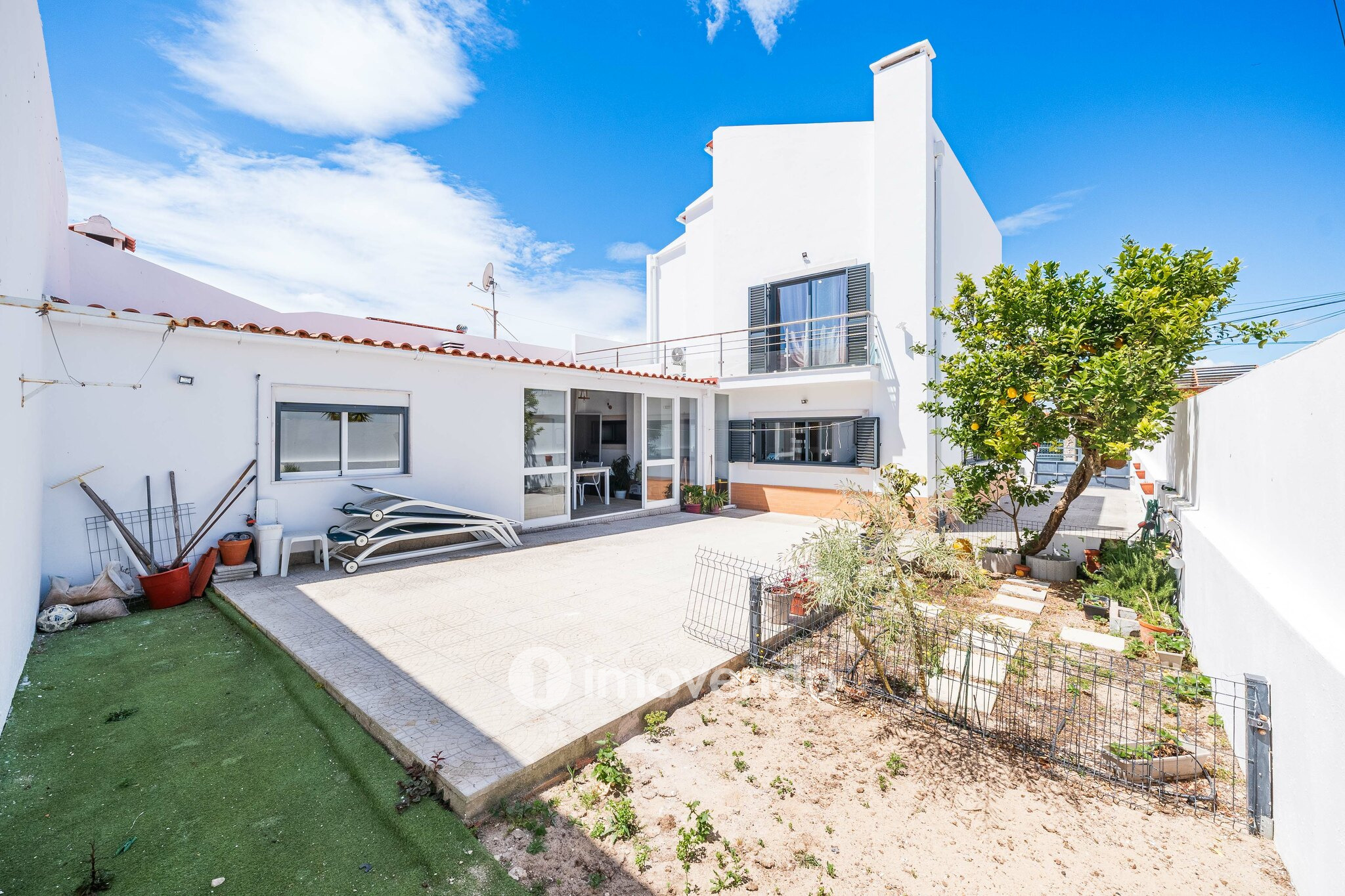 Moradia T3+1 de design moderno, com jardim, na Quinta do Anjo