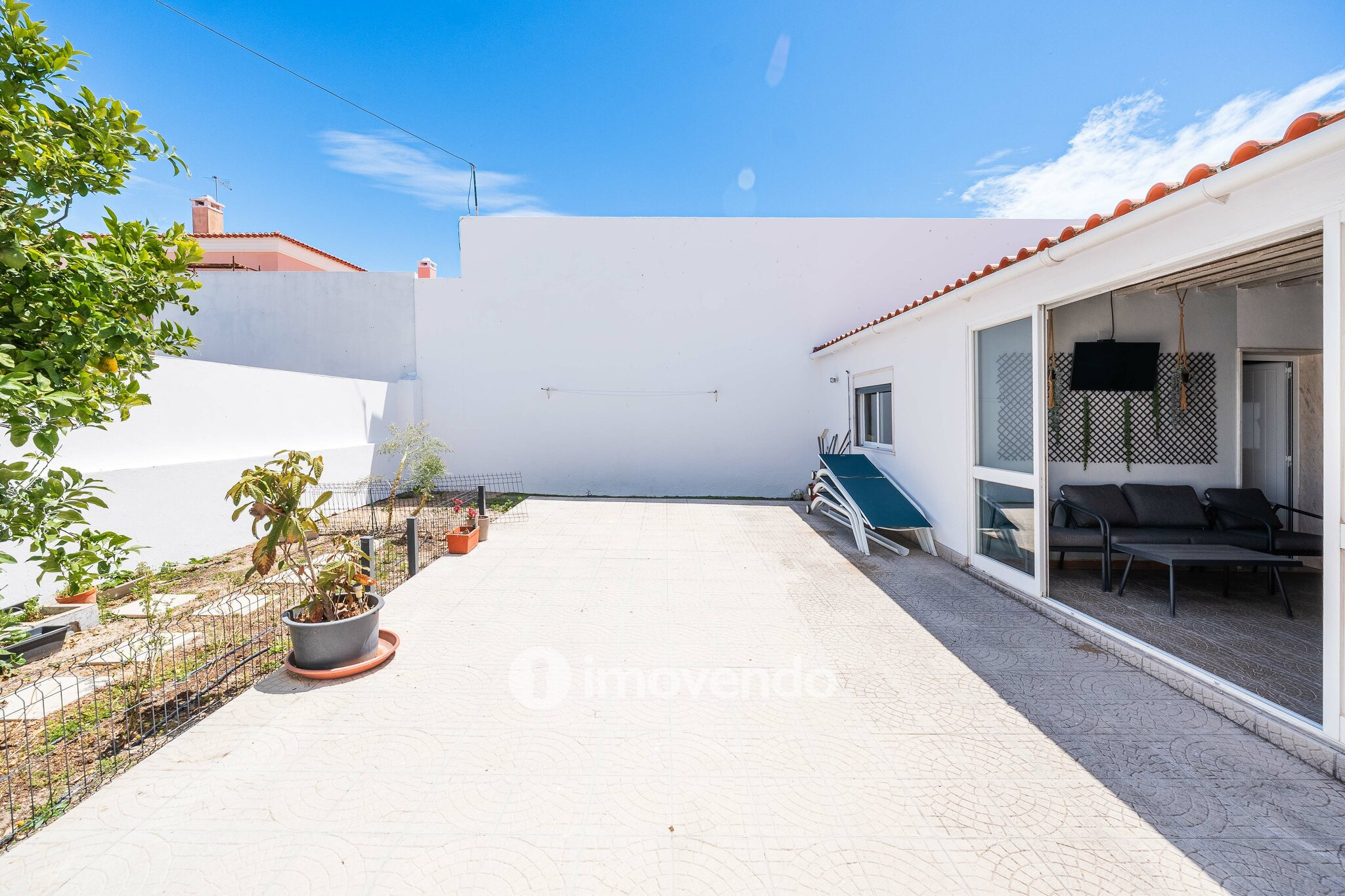 Moradia T3+1 de design moderno, com jardim, na Quinta do Anjo