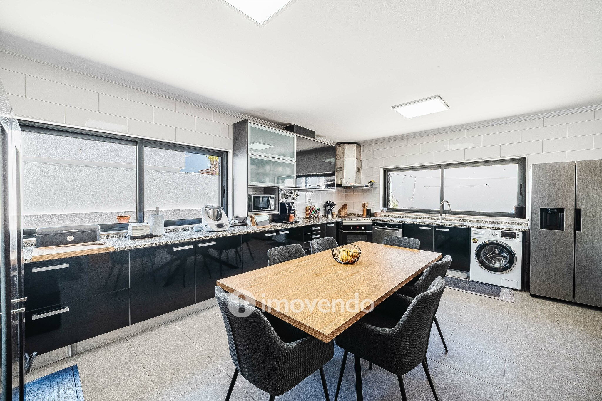 Moradia T3+1 de design moderno, com jardim, na Quinta do Anjo