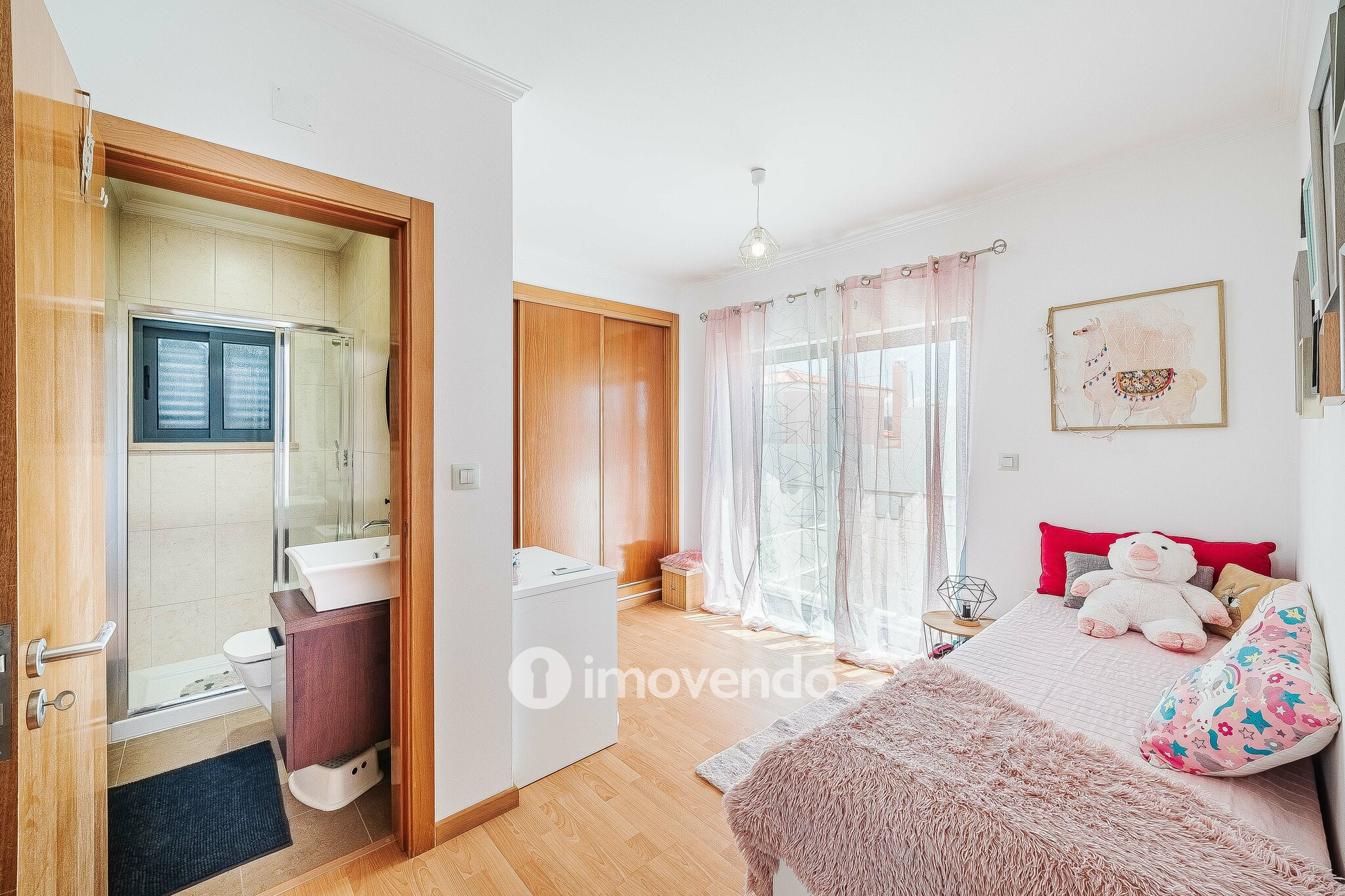 Moradia T3+1 de design moderno, com jardim, na Quinta do Anjo