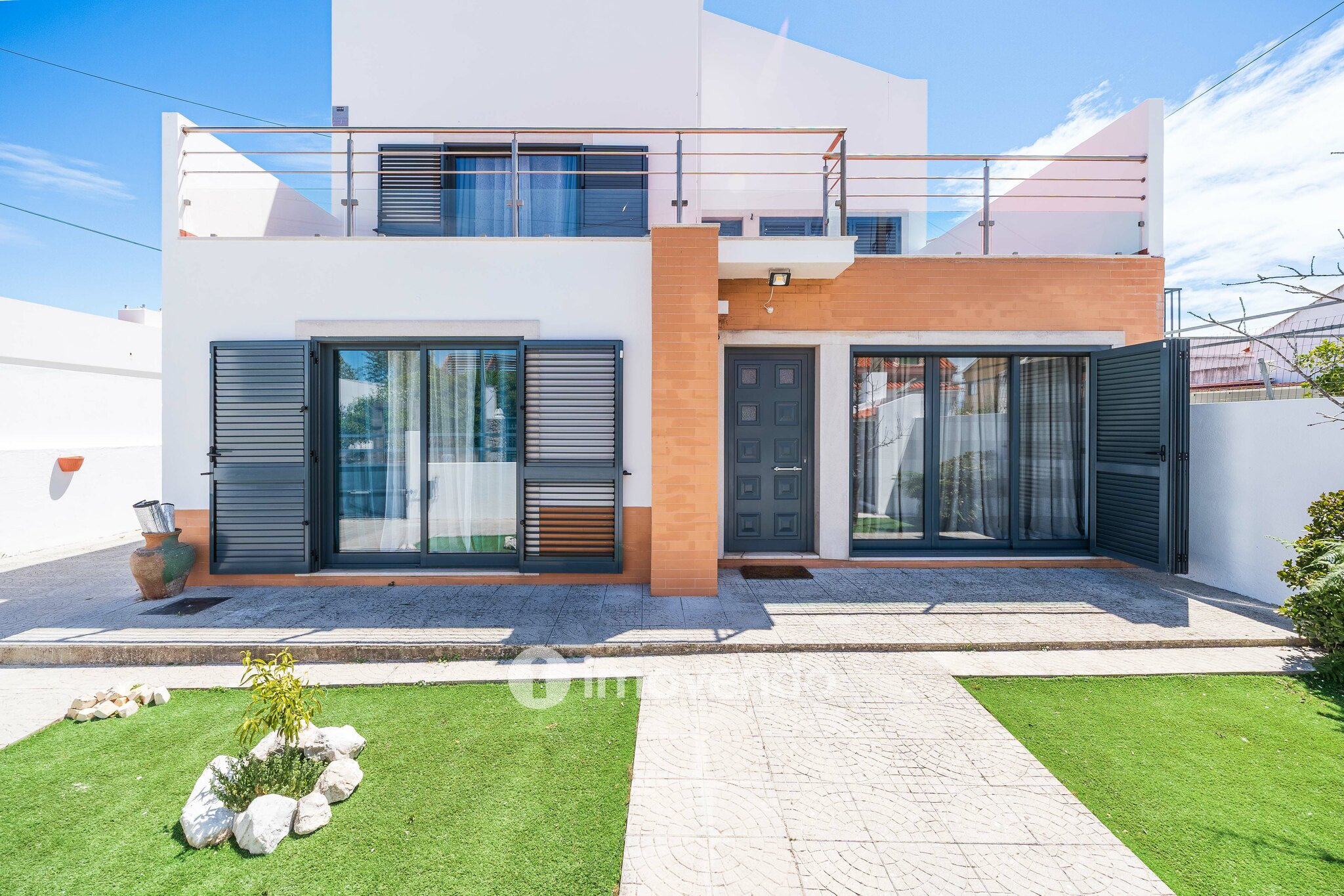 Moradia T3+1 de design moderno, com jardim, na Quinta do Anjo