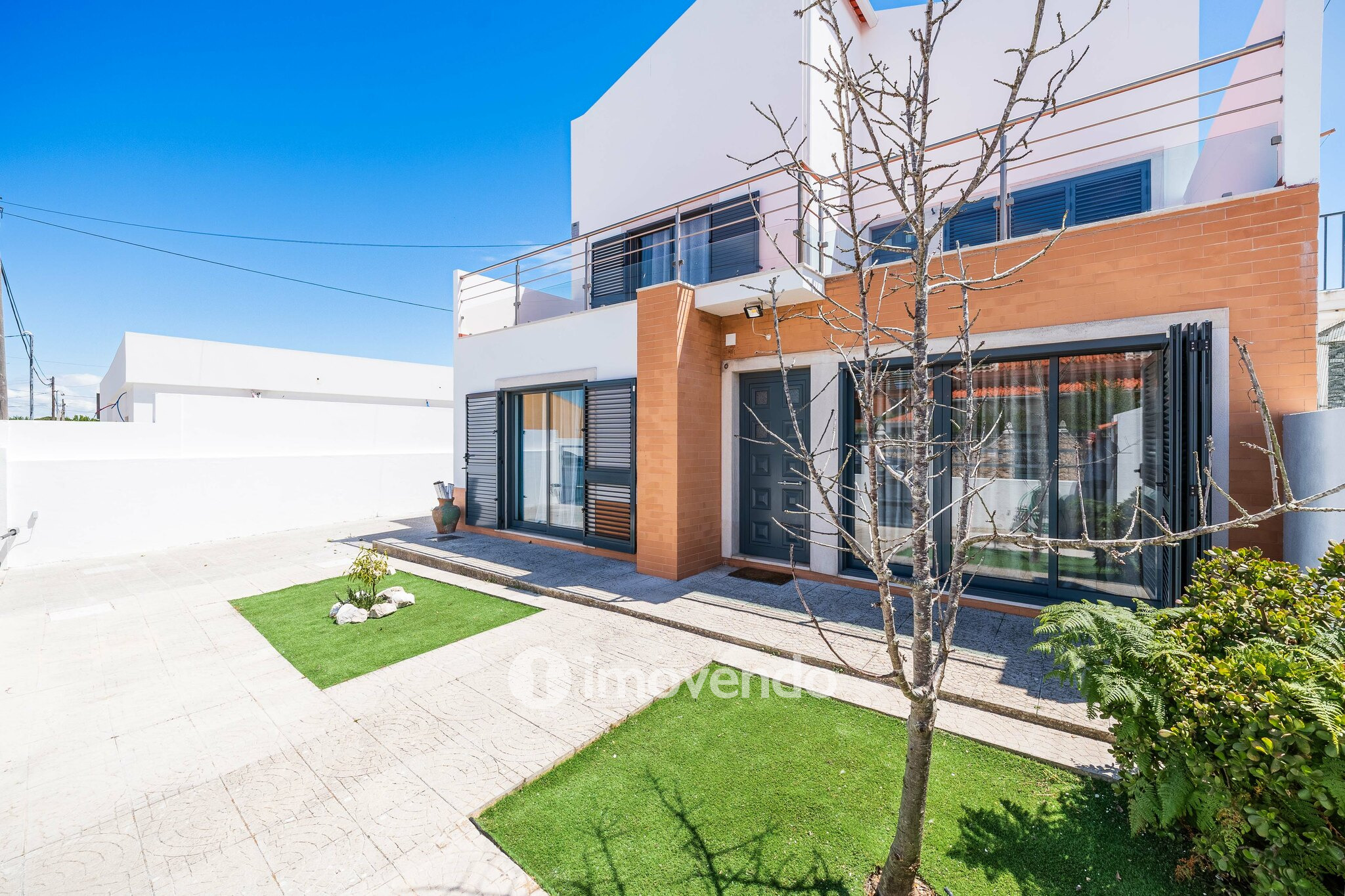 Moradia T3+1 de design moderno, com jardim, na Quinta do Anjo