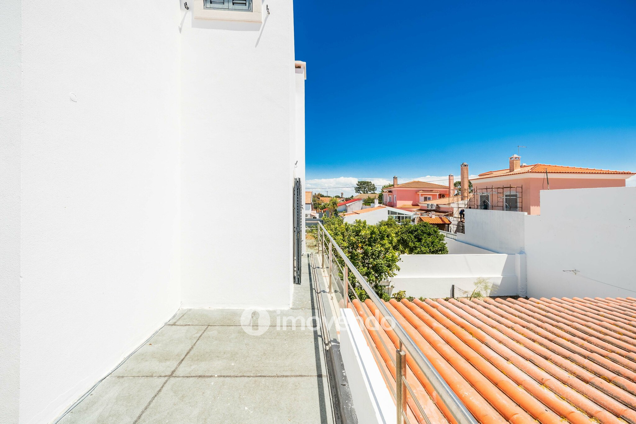 Moradia T3+1 de design moderno, com jardim, na Quinta do Anjo