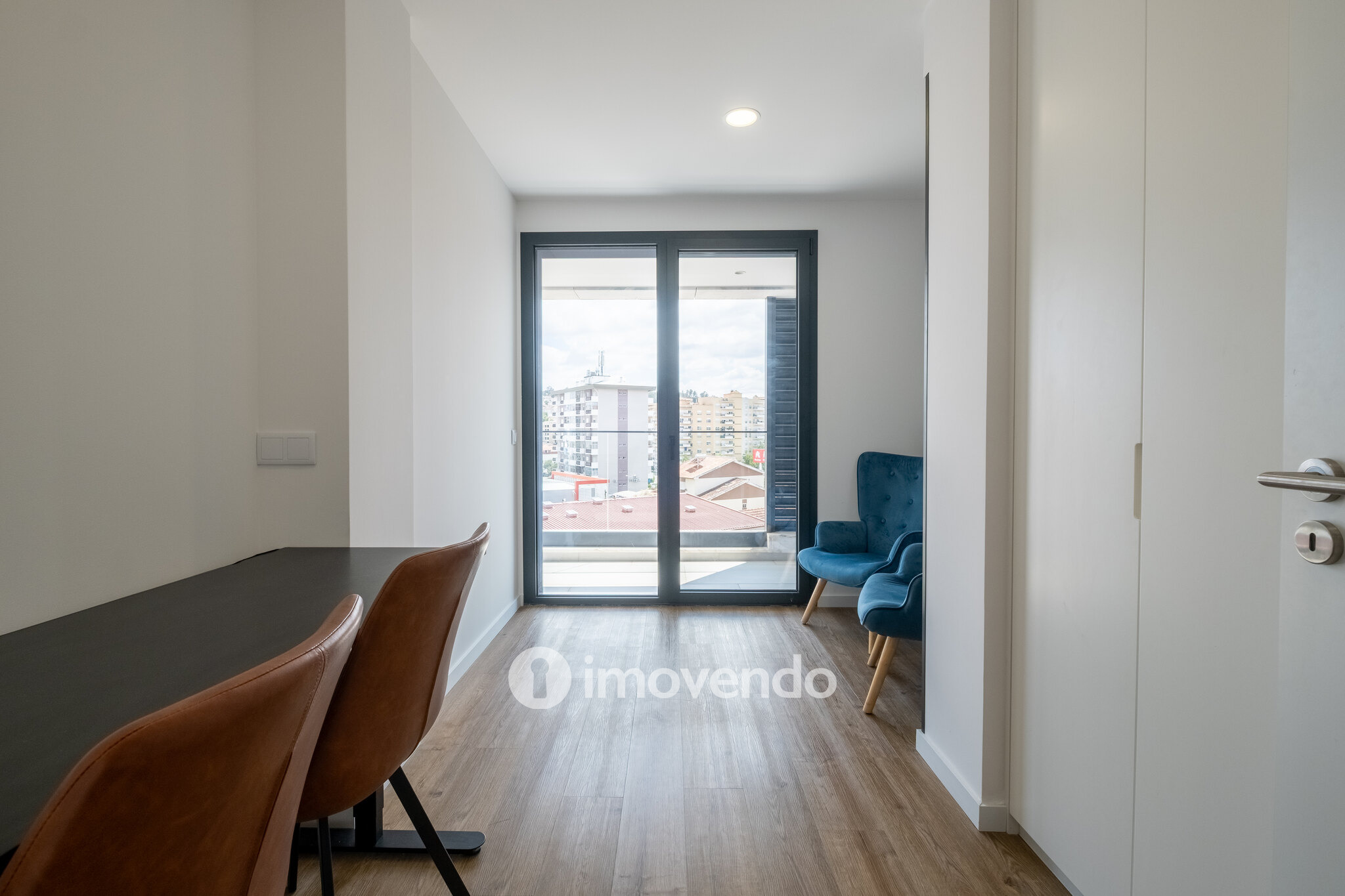 Apartamento T1+1, semi-novo, em Coimbra
