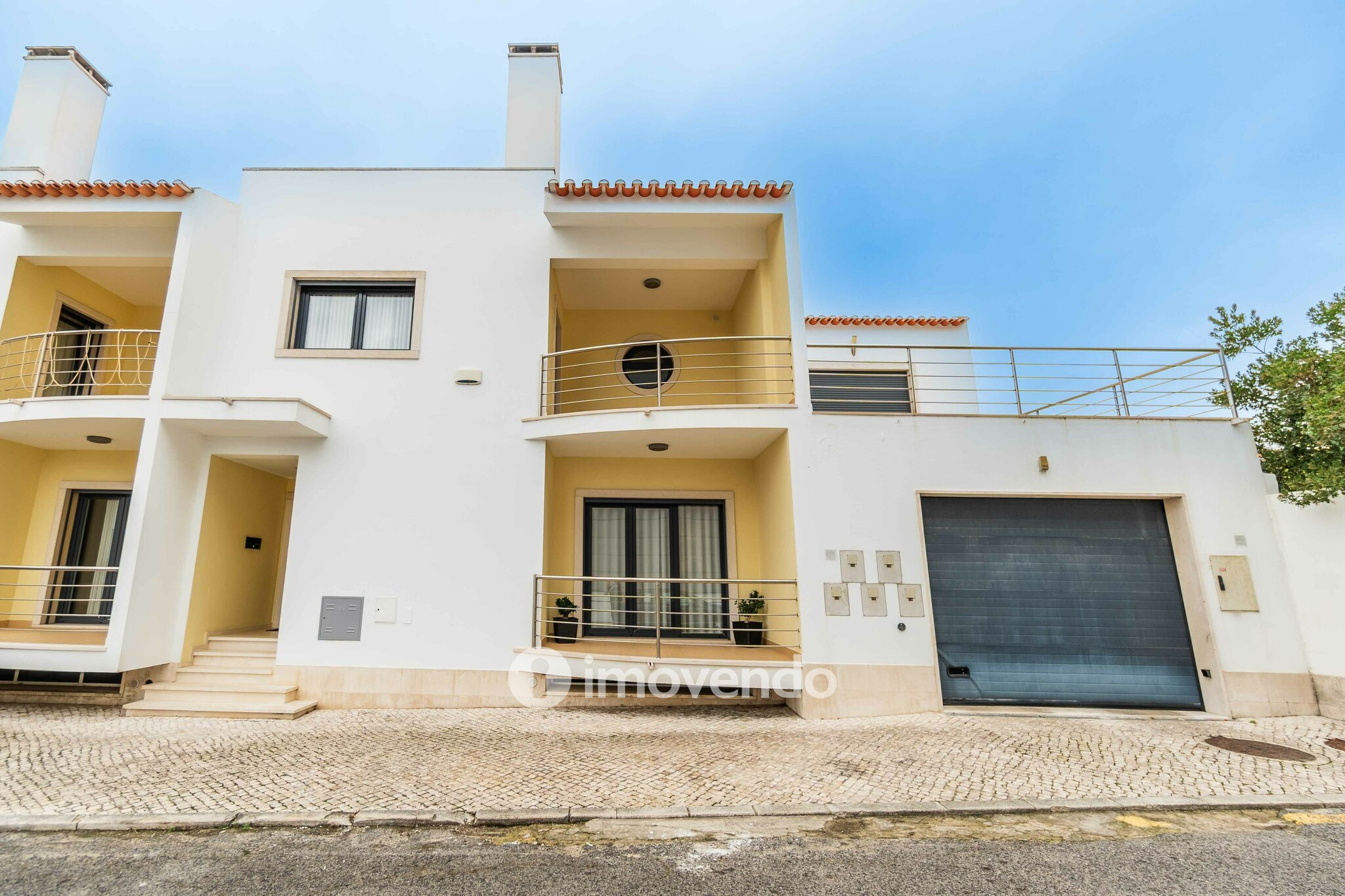 Moradia T3 com garagem, num condomínio com piscina, em Bucelas