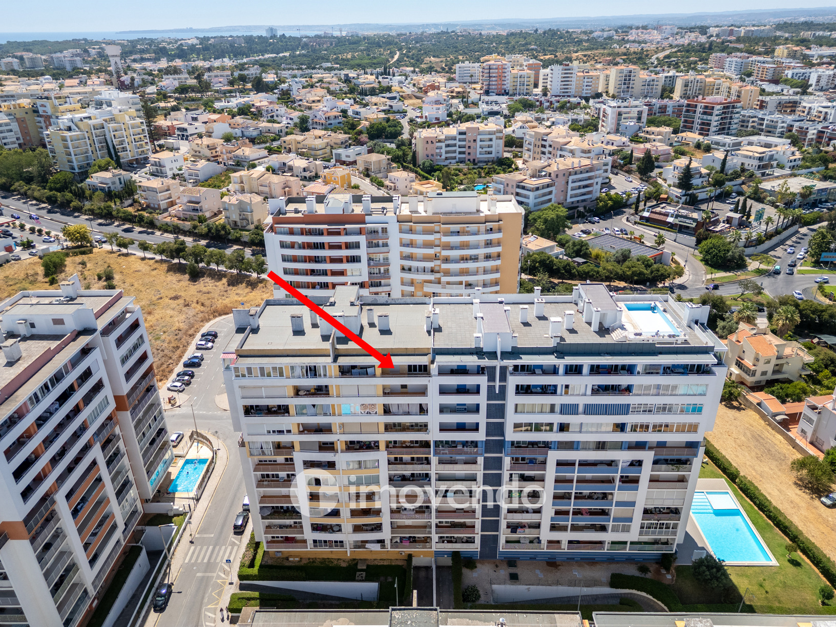Apartamento T1 com terraço, num condomínio com piscina, em Portimão