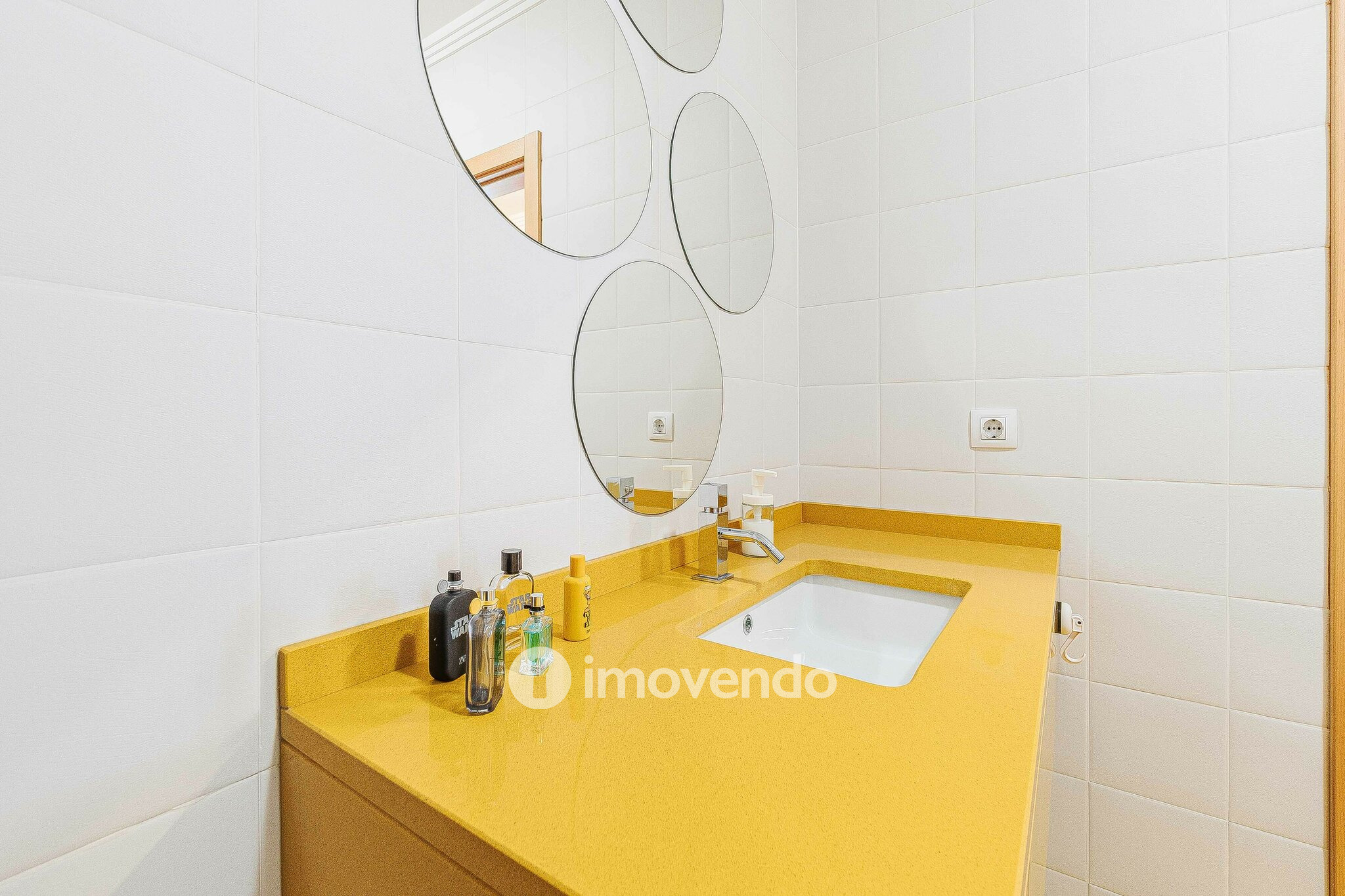 Moradia T3 com garagem, num condomínio com piscina, em Bucelas