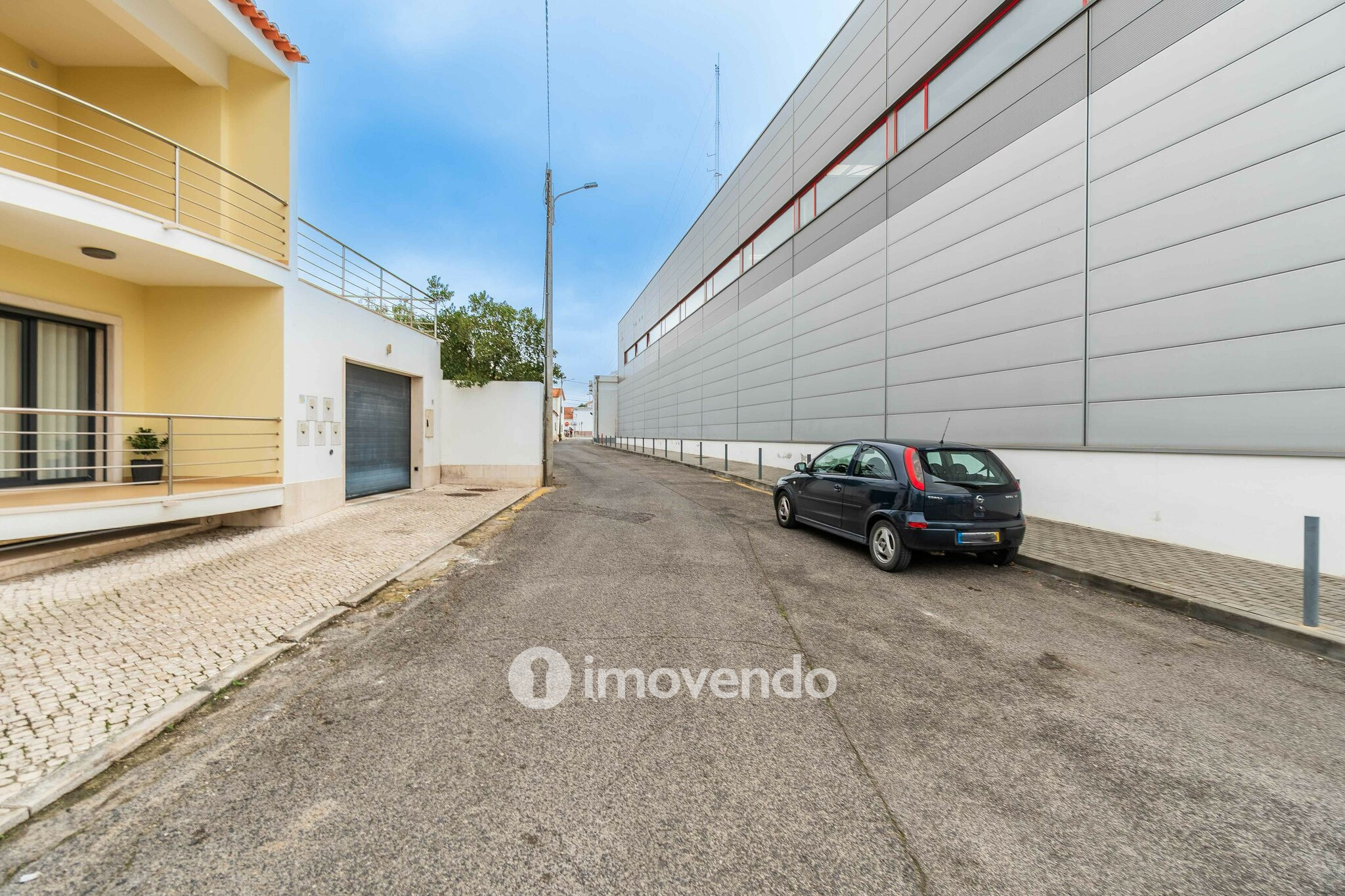 Moradia T3 com garagem, num condomínio com piscina, em Bucelas