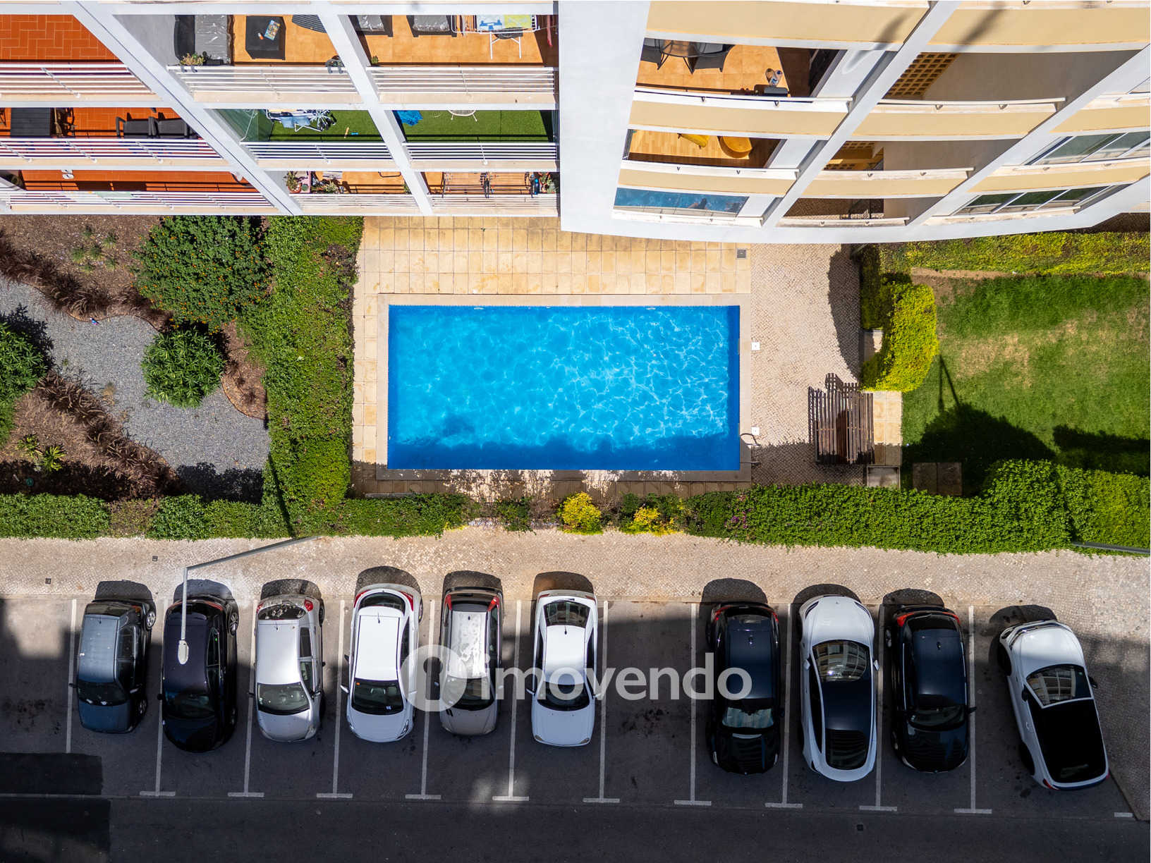 Apartamento T1 com terraço, num condomínio com piscina, em Portimão