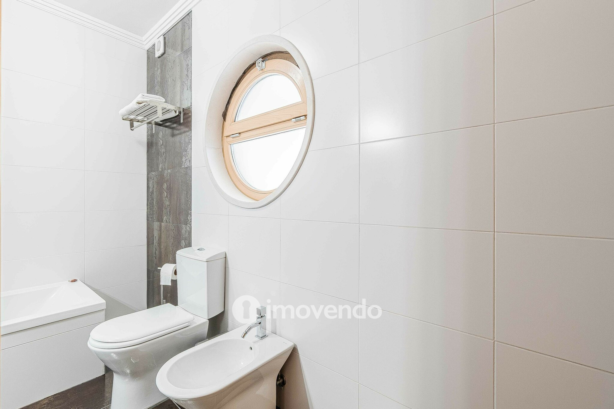 Moradia T3 com garagem, num condomínio com piscina, em Bucelas