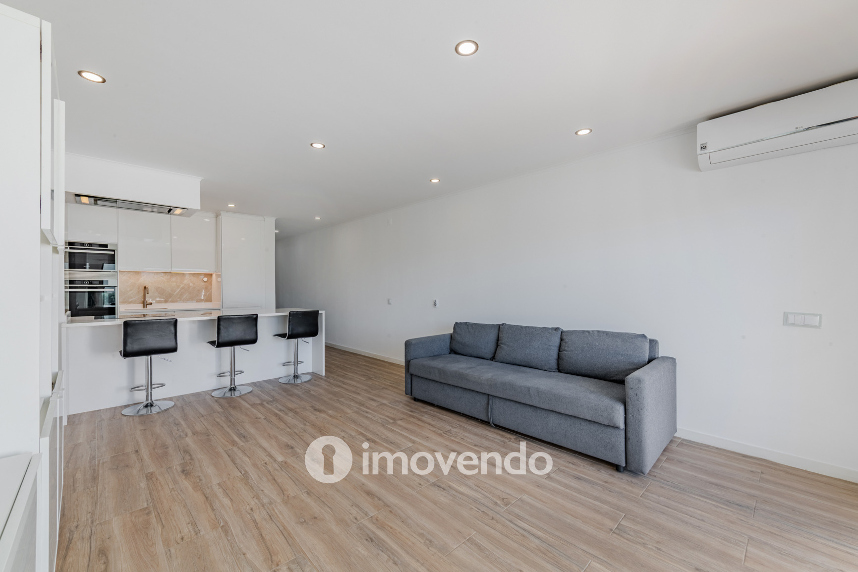 Apartamento T1 com parqueamento, em condomínio com piscina, Albufeira
