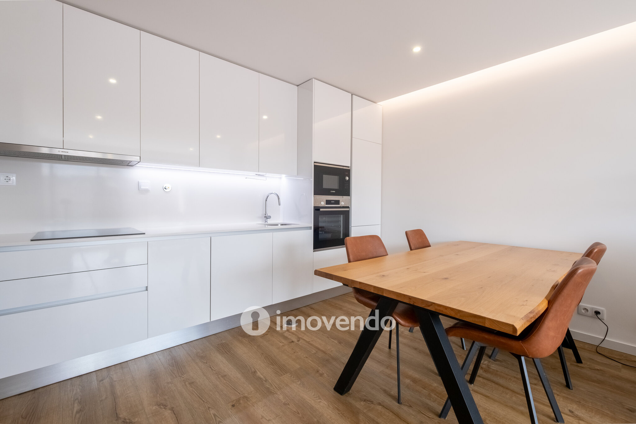 Apartamento T1+1, semi-novo, em Coimbra