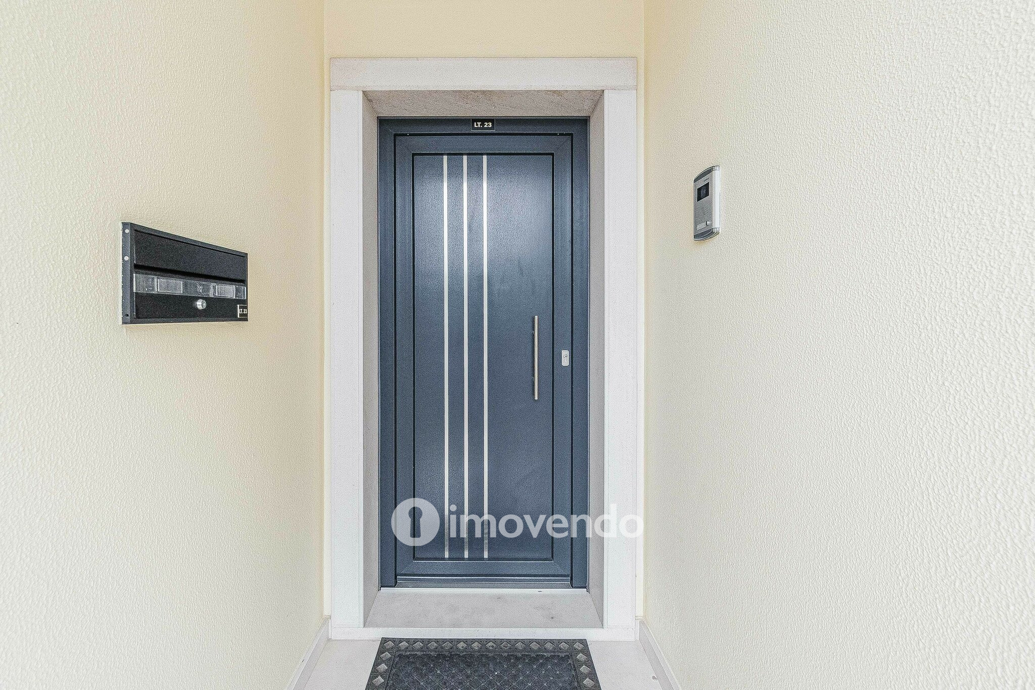 Moradia T3 com garagem, num condomínio com piscina, em Bucelas