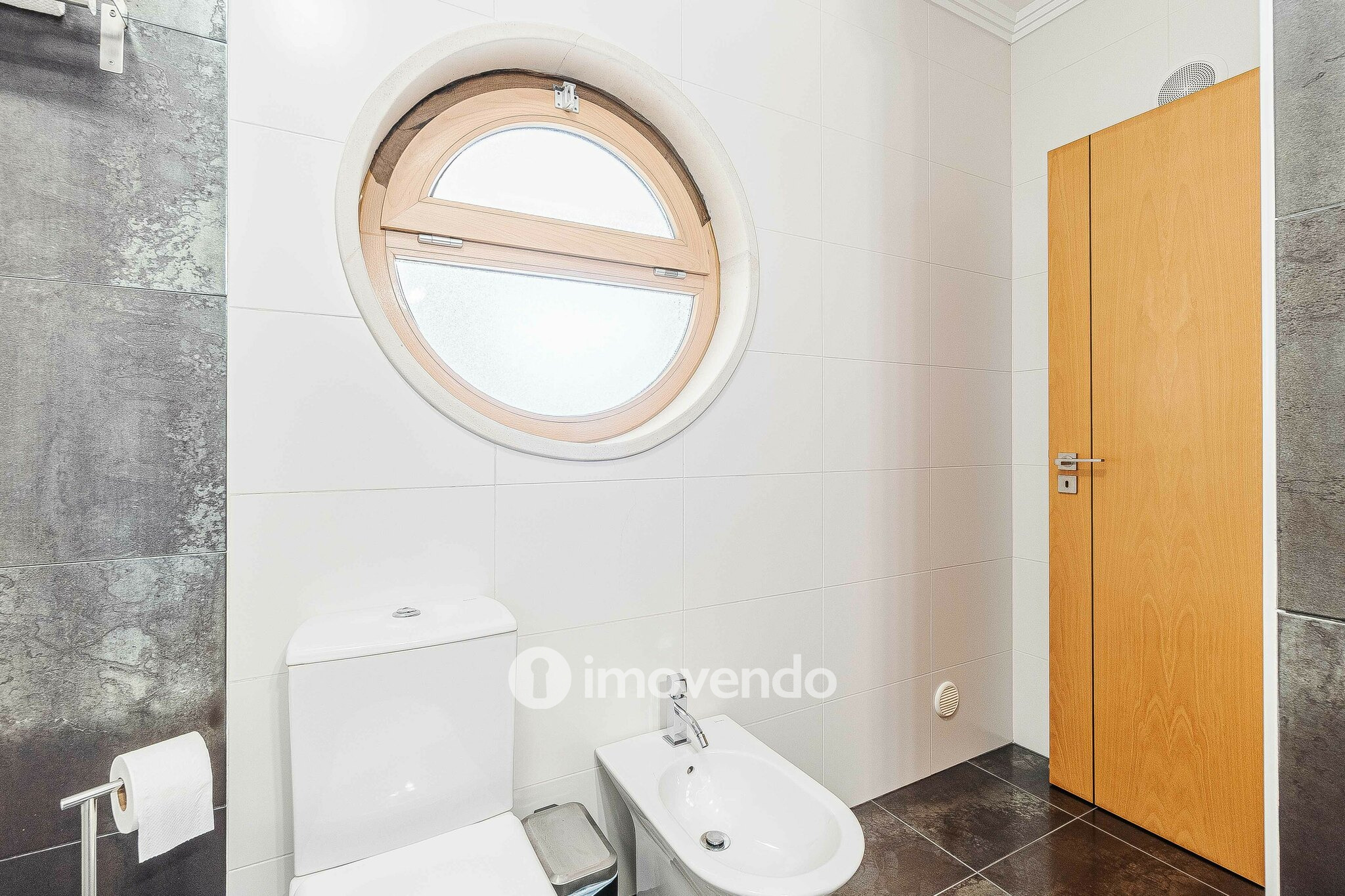 Moradia T3 com garagem, num condomínio com piscina, em Bucelas