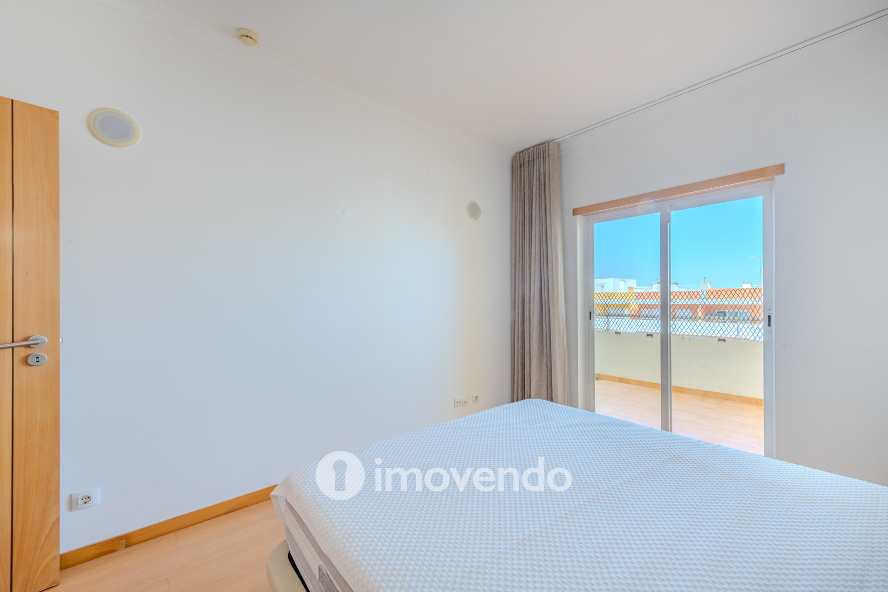 Apartamento T1 com terraço, num condomínio com piscina, em Portimão