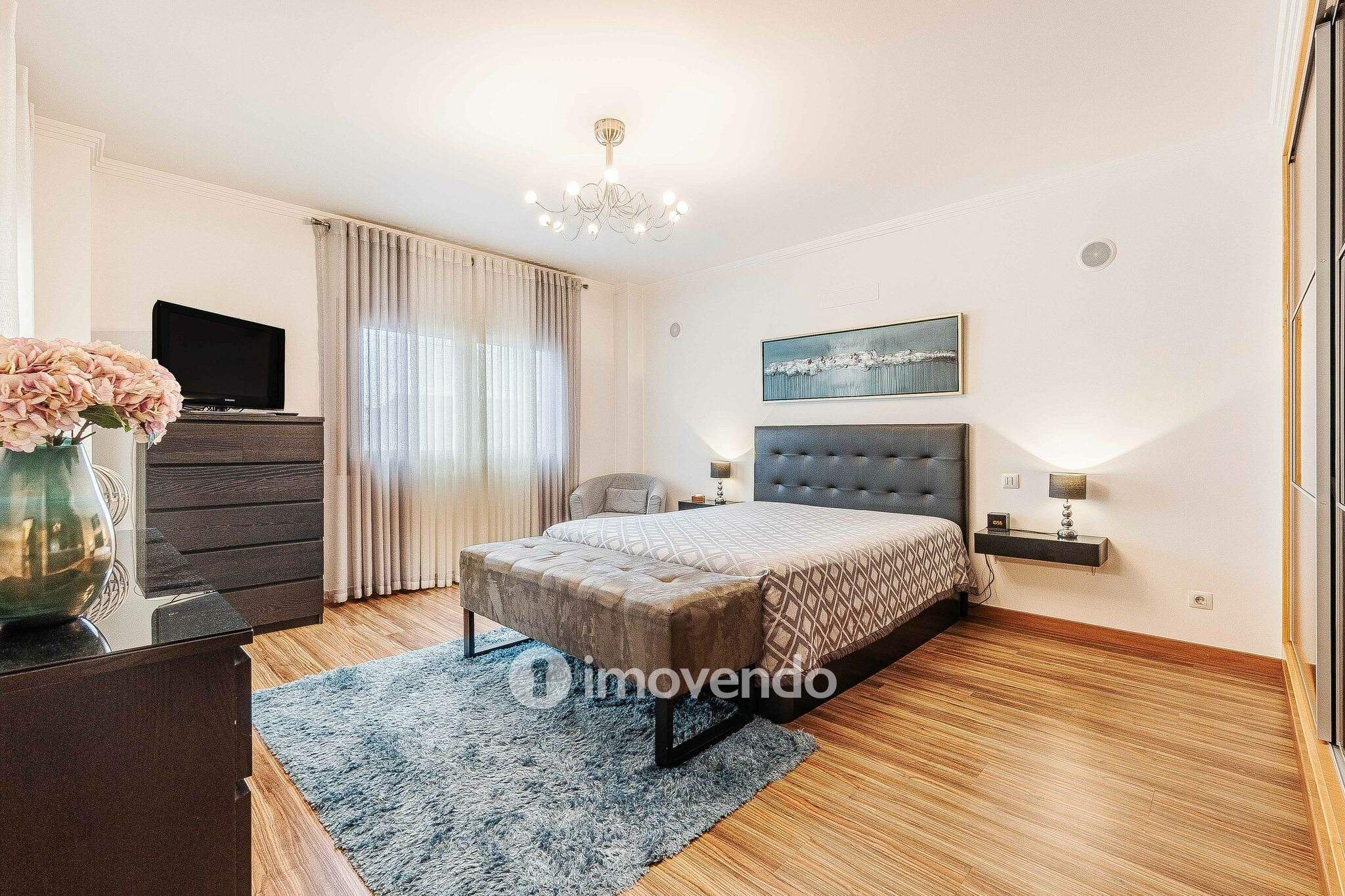 Moradia T3 com garagem, num condomínio com piscina, em Bucelas