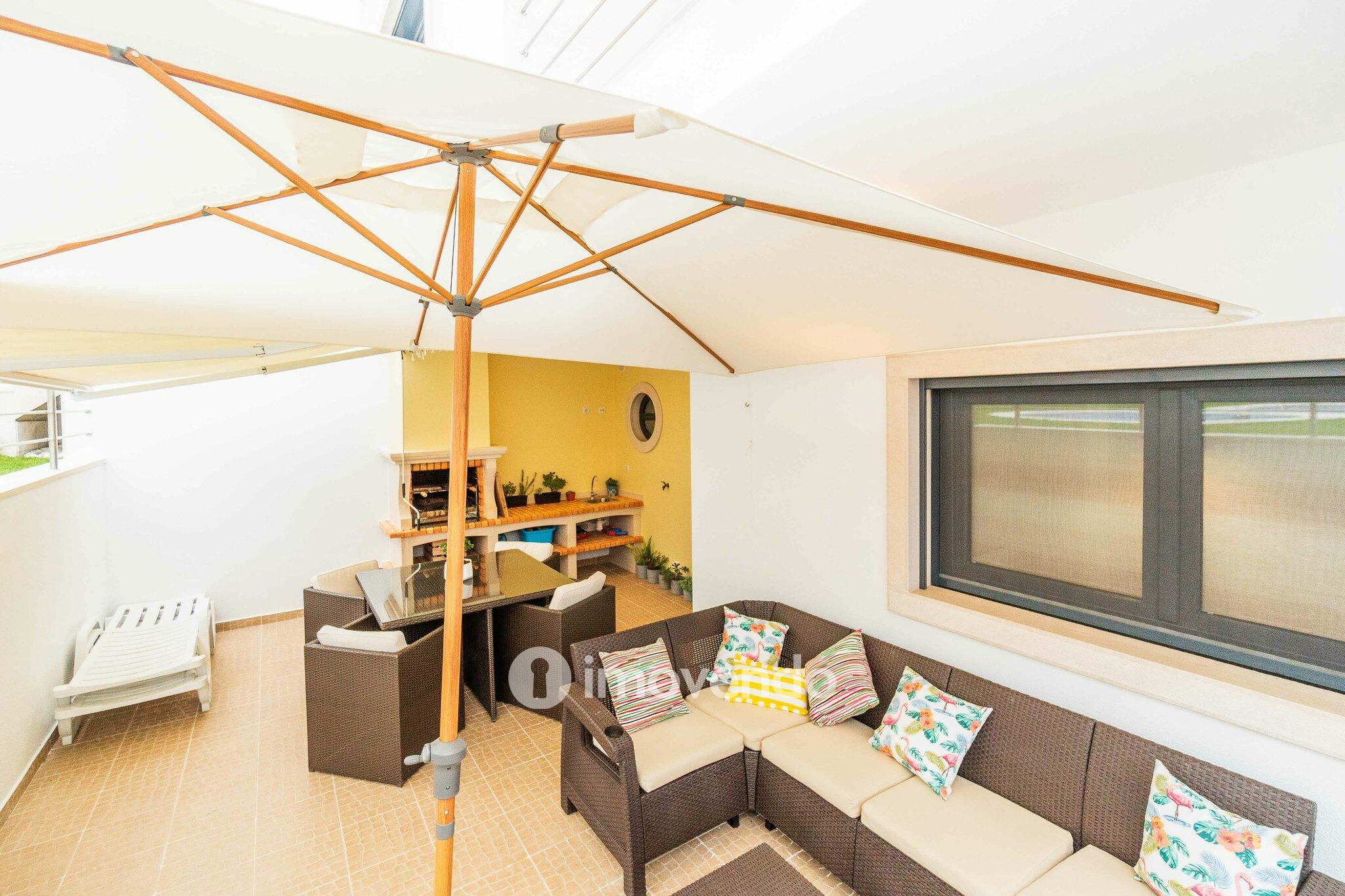 Moradia T3 com garagem, num condomínio com piscina, em Bucelas