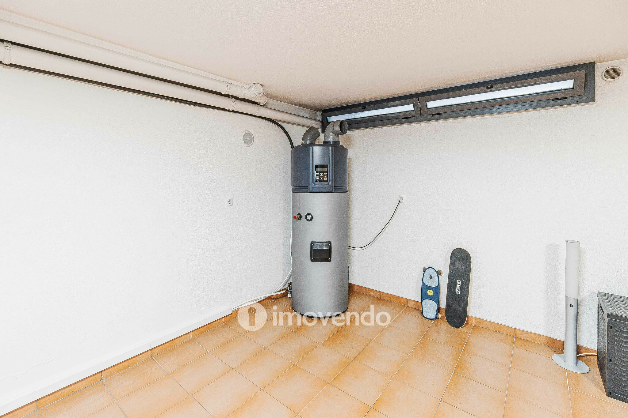 Moradia T3 com garagem, num condomínio com piscina, em Bucelas