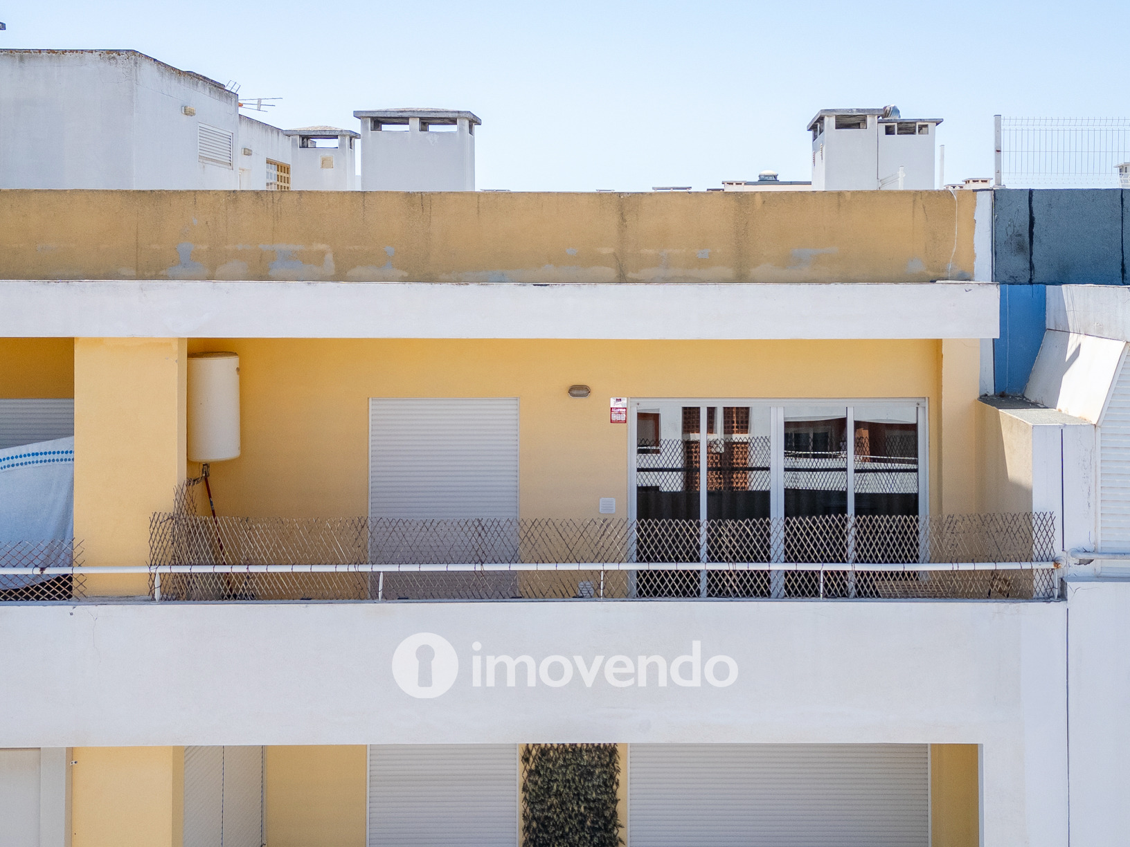 Apartamento T1 com terraço, num condomínio com piscina, em Portimão