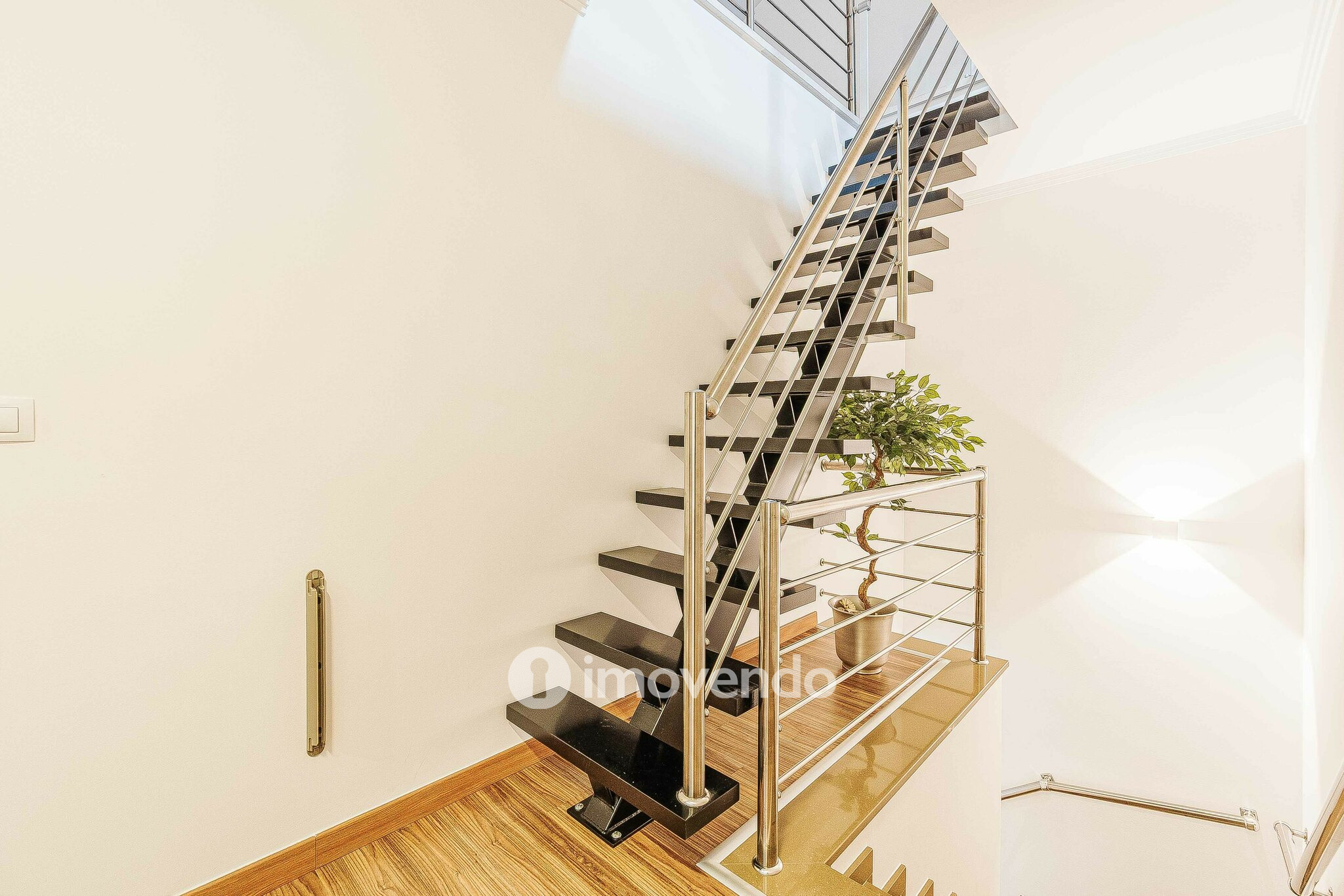 Moradia T3 com garagem, num condomínio com piscina, em Bucelas