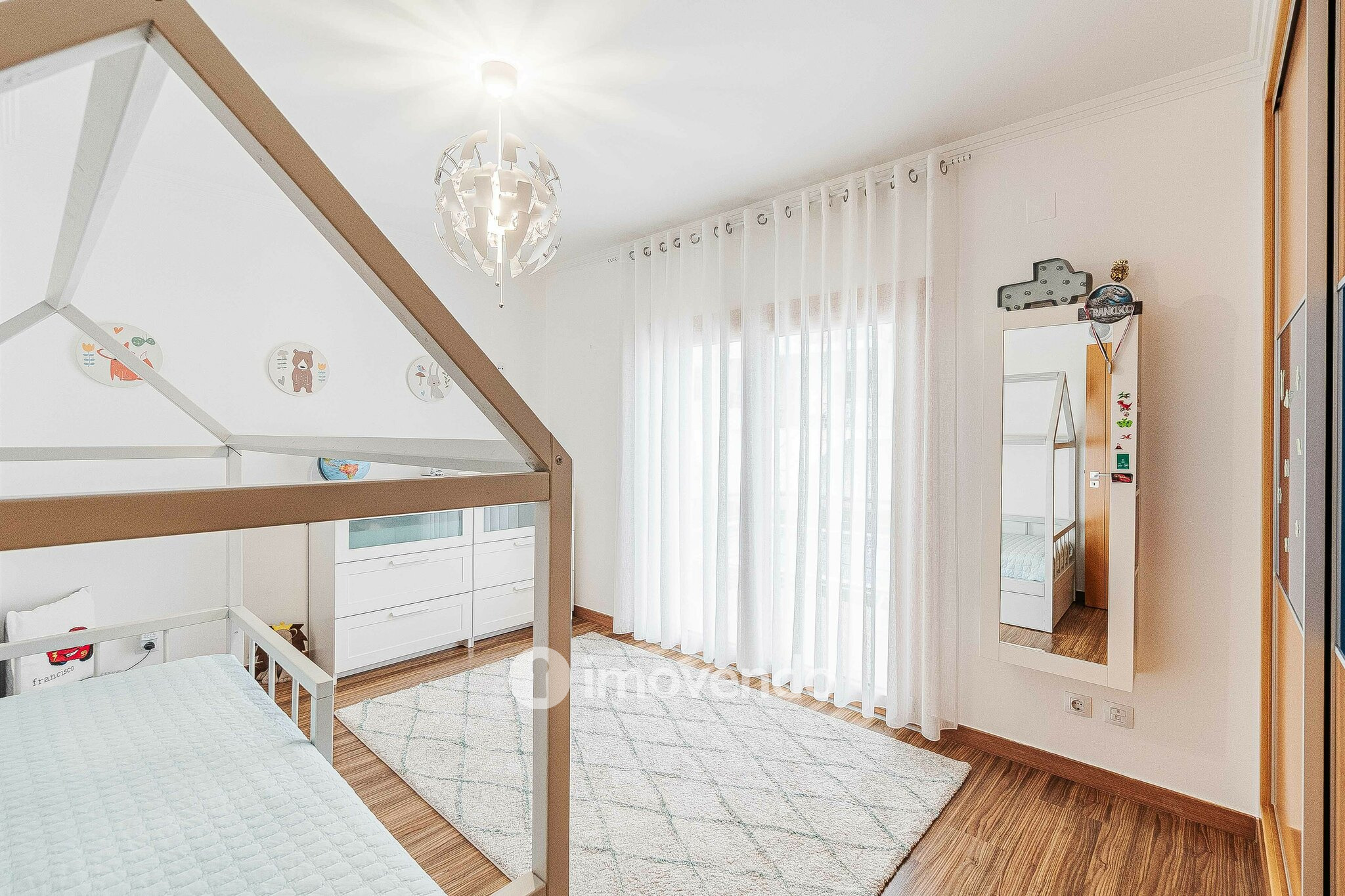 Moradia T3 com garagem, num condomínio com piscina, em Bucelas