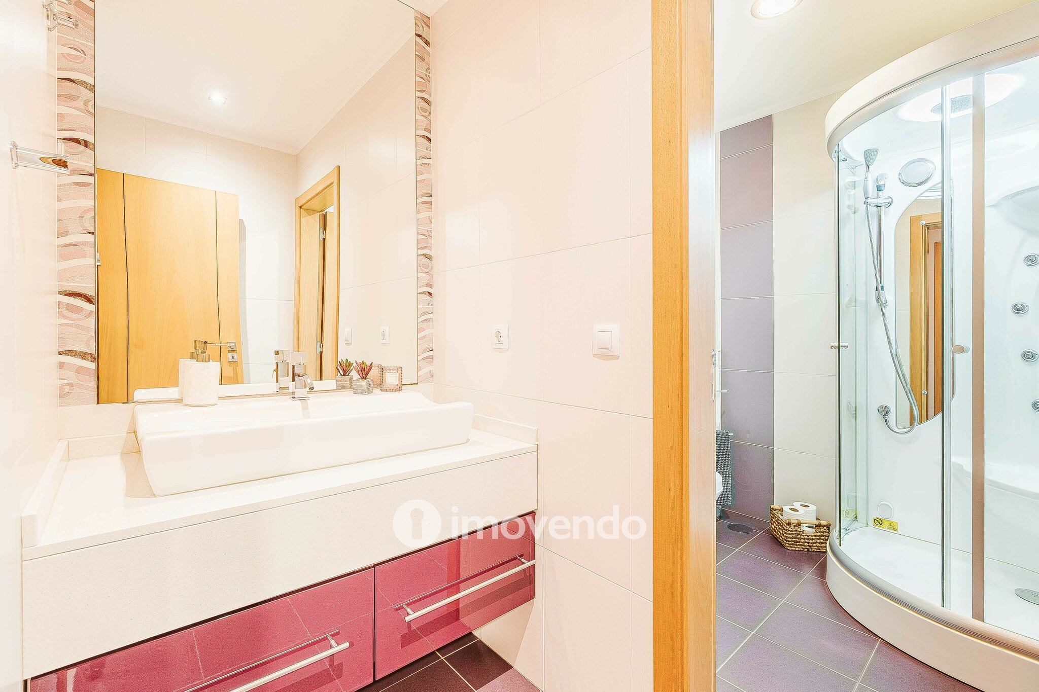 Moradia T3 com garagem, num condomínio com piscina, em Bucelas