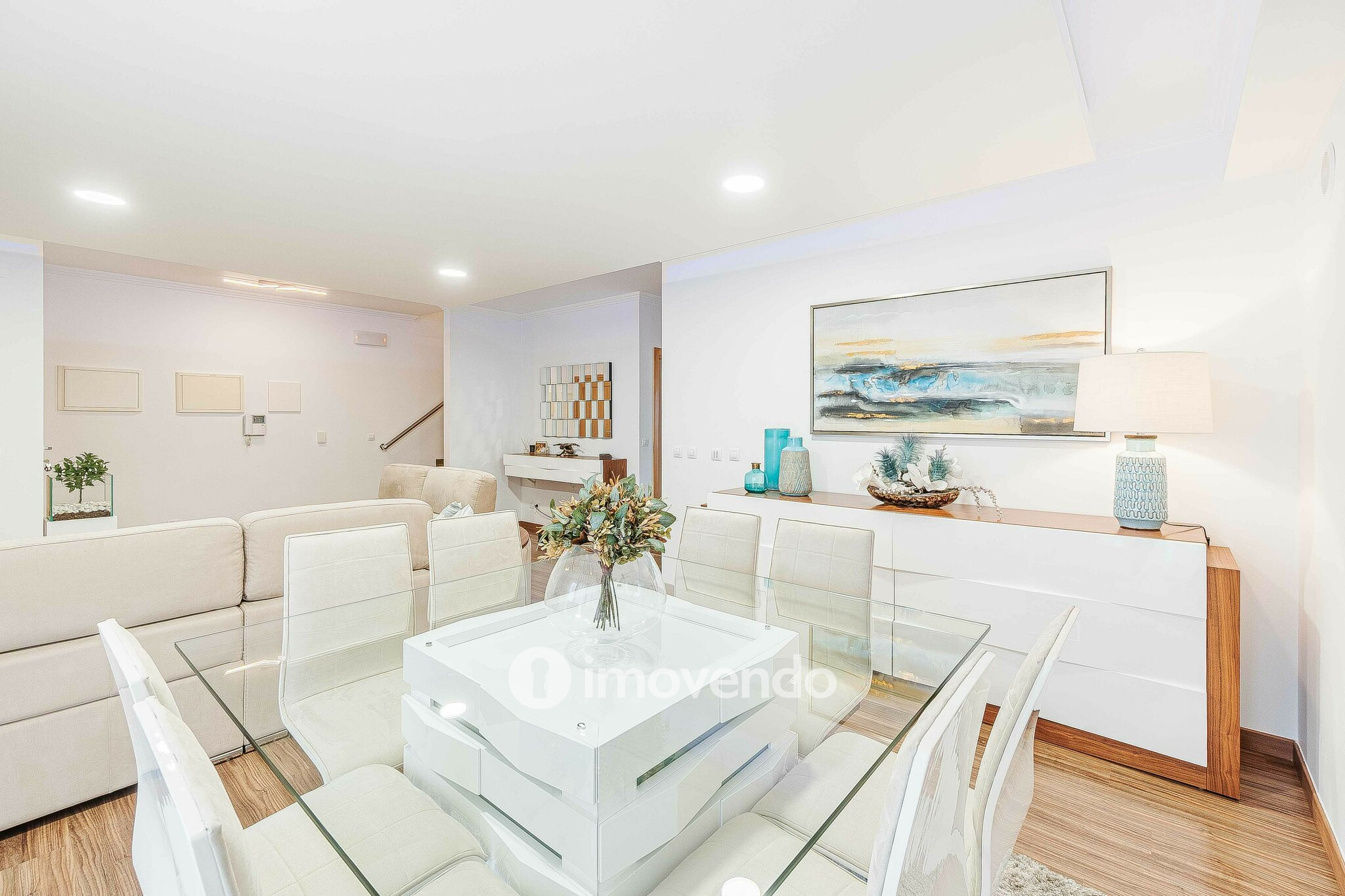 Moradia T3 com garagem, num condomínio com piscina, em Bucelas