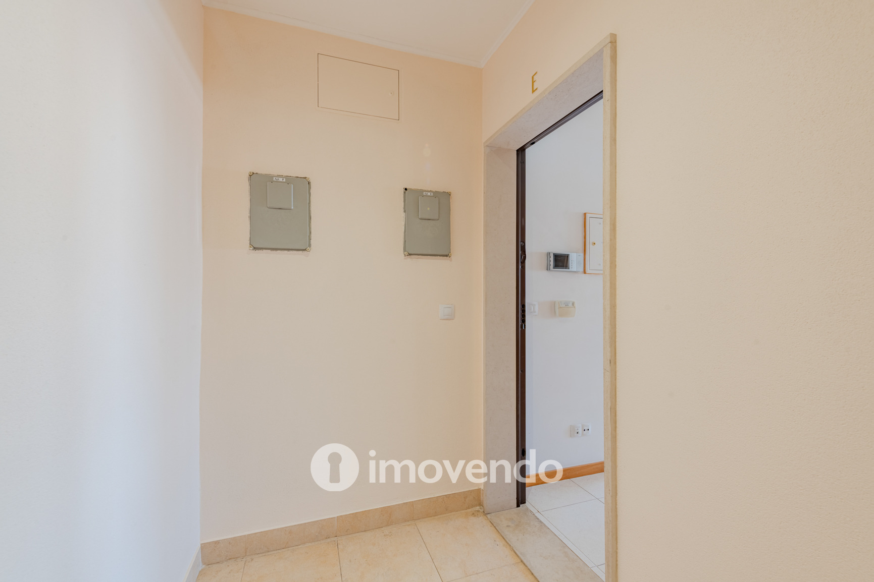 Apartamento T1 com terraço, num condomínio com piscina, em Portimão