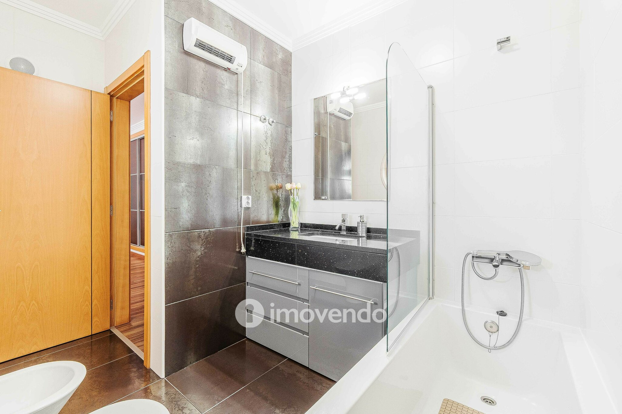 Moradia T3 com garagem, num condomínio com piscina, em Bucelas